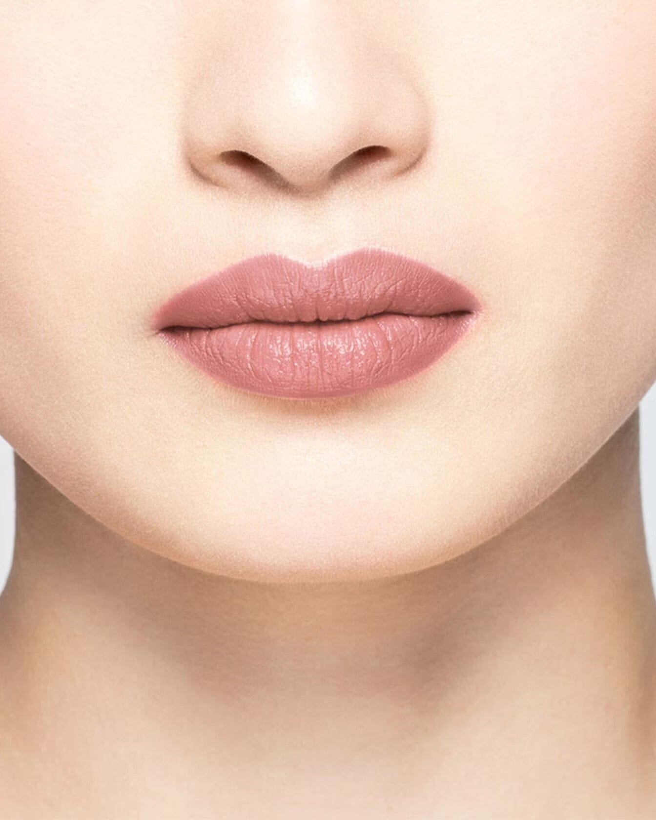Rouge à lèvres Rosewood de La Bouche Rouge Paris, bâton de rouge à lèvres nude avec fini brillant, posé sur une surface neutre.