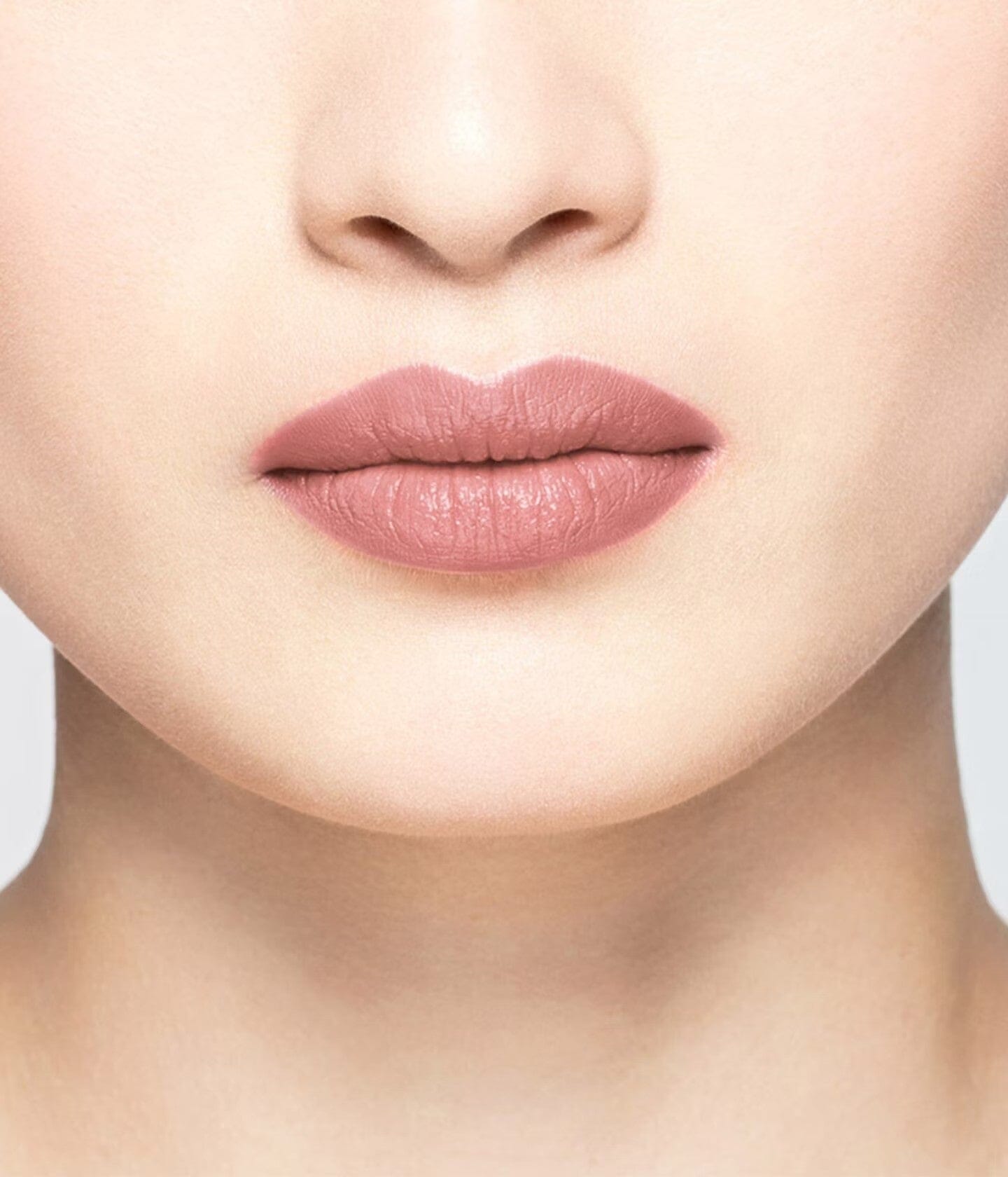 Rouge à lèvres Rosewood de La Bouche Rouge Paris, bâton de rouge à lèvres nude avec fini brillant, posé sur une surface neutre.