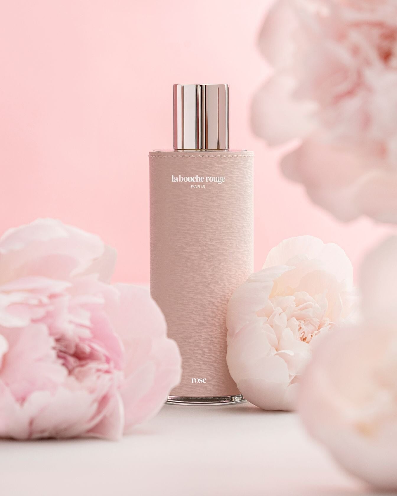 Extrait de parfum Rose de La Bouche Rouge Paris, flacon de 100ml avec étiquette élégante, visuel du parfum floral.