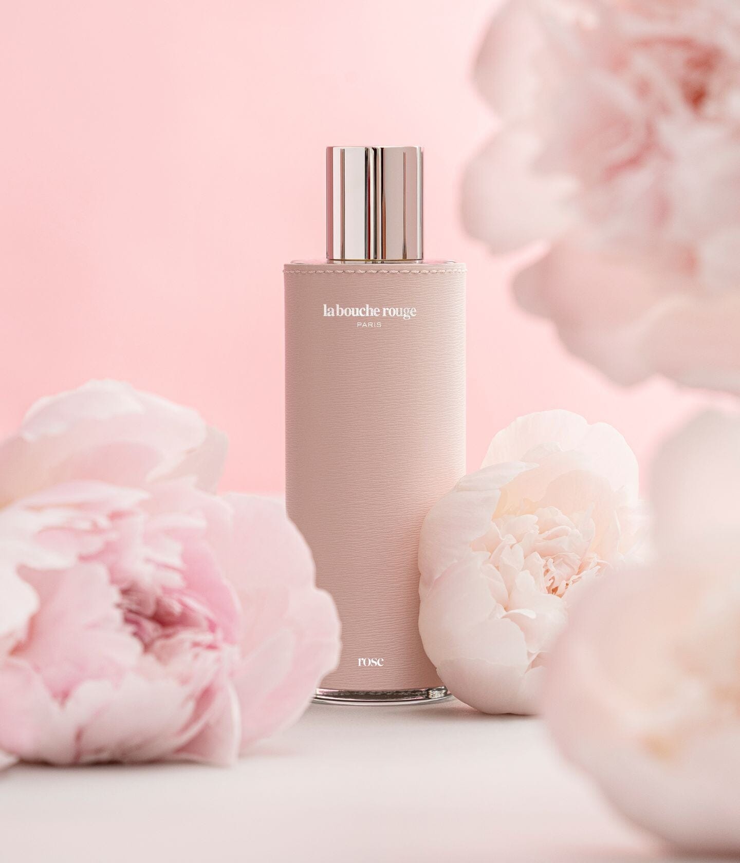 Extrait de parfum Rose de La Bouche Rouge Paris, flacon de 100ml avec étiquette élégante, visuel du parfum floral.