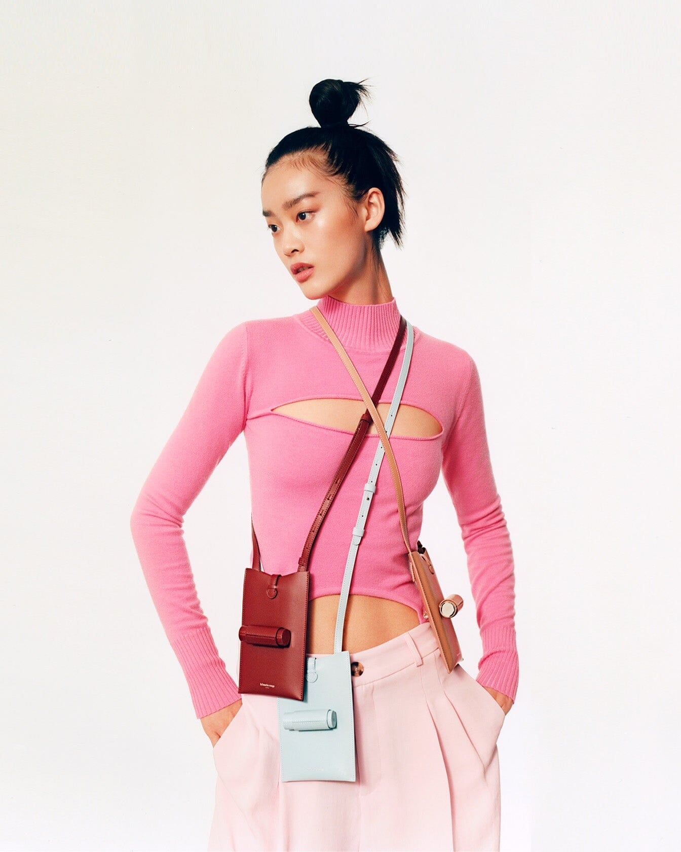 Sac 21 La Bouche Rouge Paris en cuir noir avec poignée élégante, vue de face avec fermeture métallique.