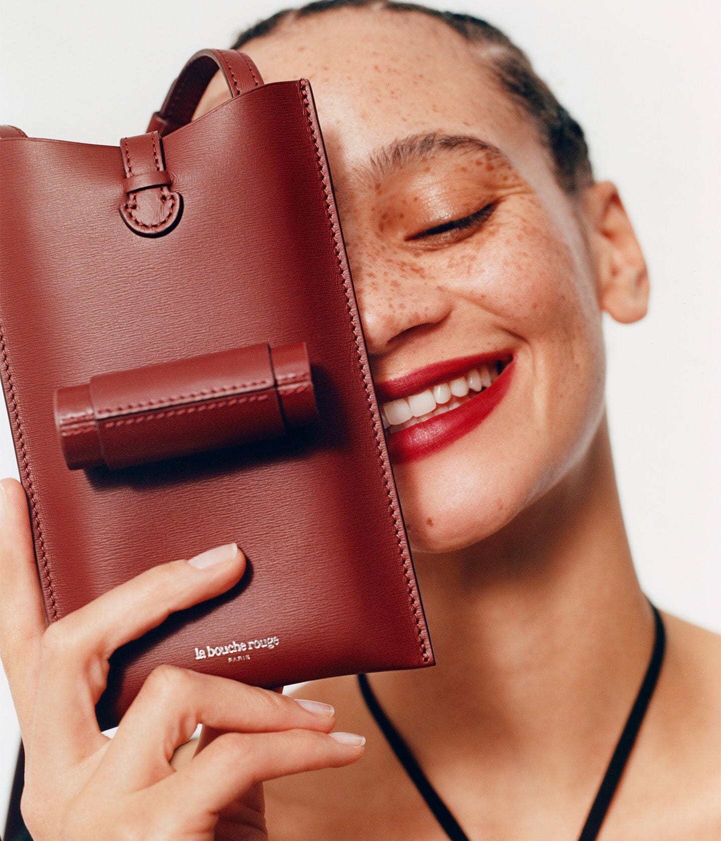 Sac 21 La Bouche Rouge Paris en cuir noir avec fermeture métallique élégante, vue en angle sur fond blanc.