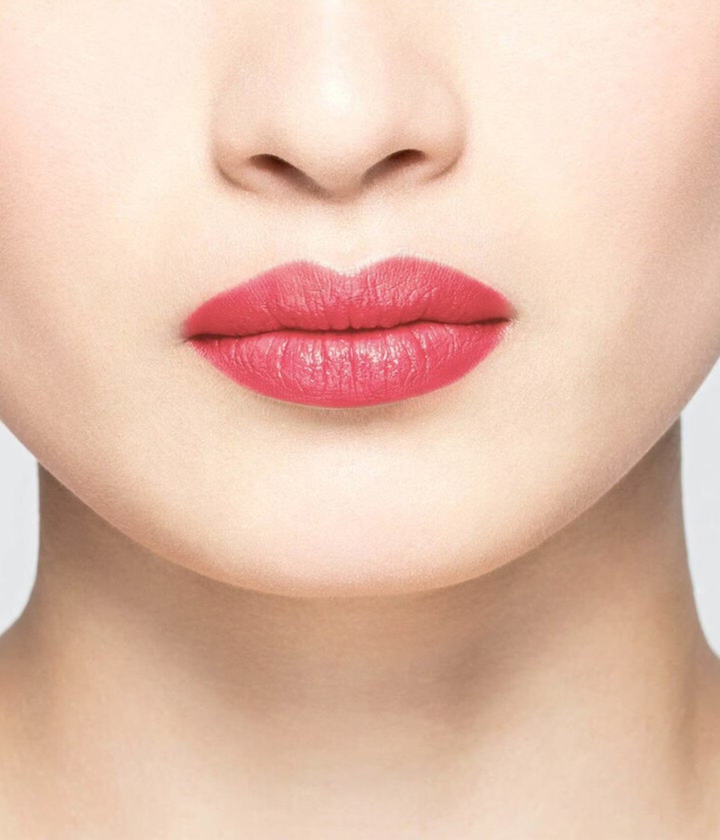 Rouge à lèvres La Bouche Rouge Paris Dewy Pink dans son emballage élégant, finition brillante et texture crémeuse visible.