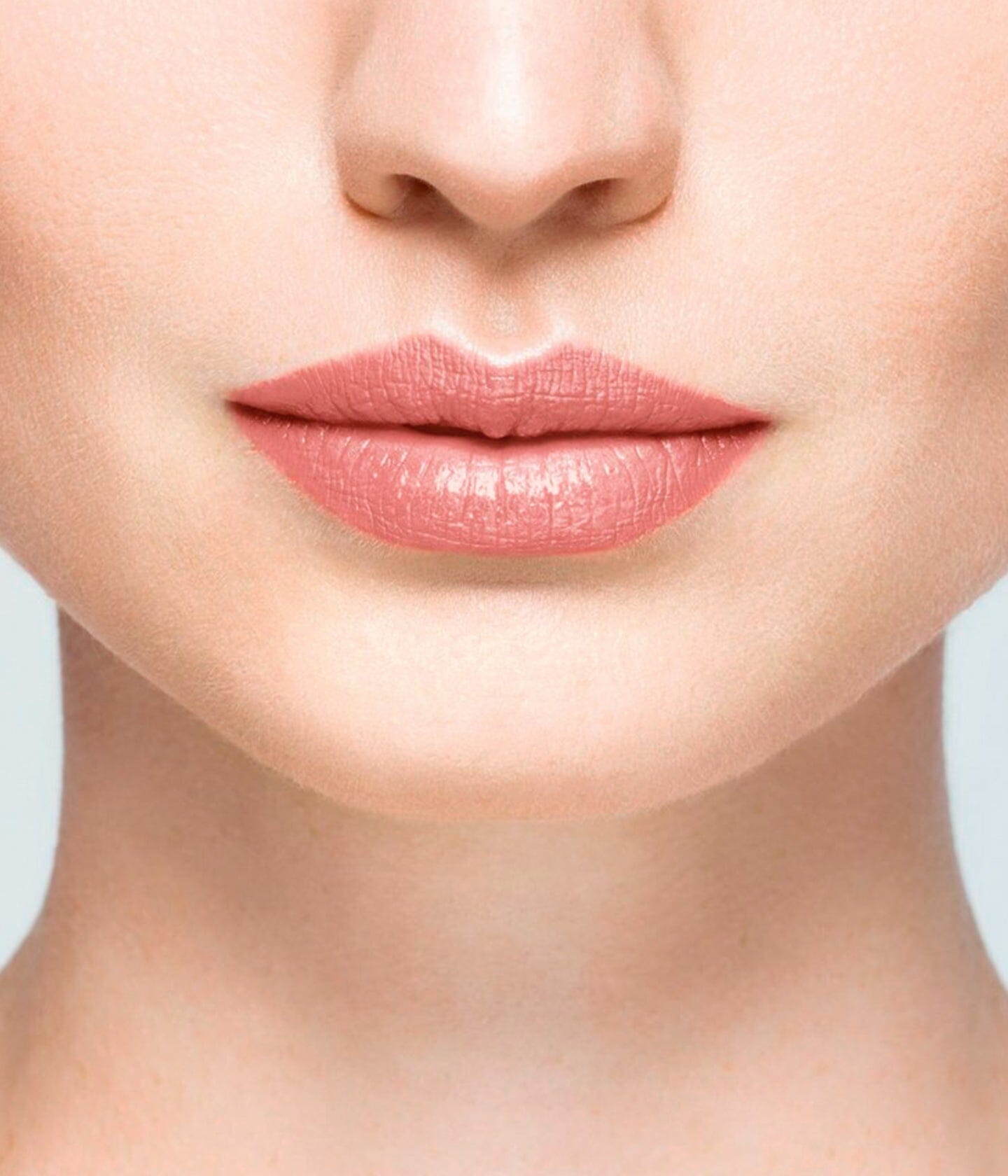 Baume à lèvres La Bouche Rouge Paris, soin des lèvres rose pâle dans un tube élégant, texture douce et hydratante visible.