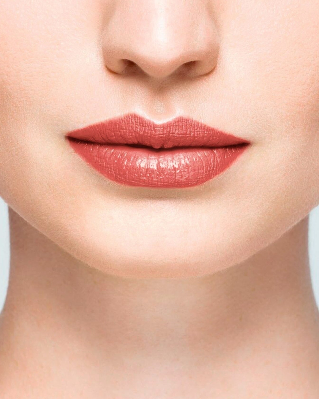 Baume à lèvres rouge de La Bouche Rouge Paris, soin des lèvres en tube avec finition brillante.