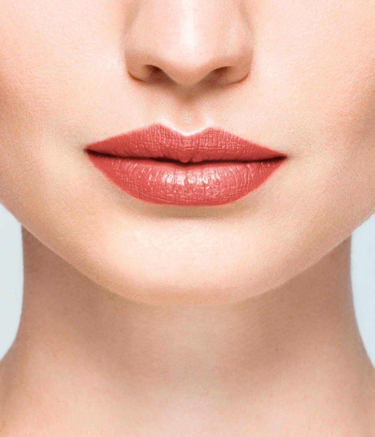 Baume à lèvres rouge de La Bouche Rouge Paris, soin des lèvres en tube avec finition brillante.