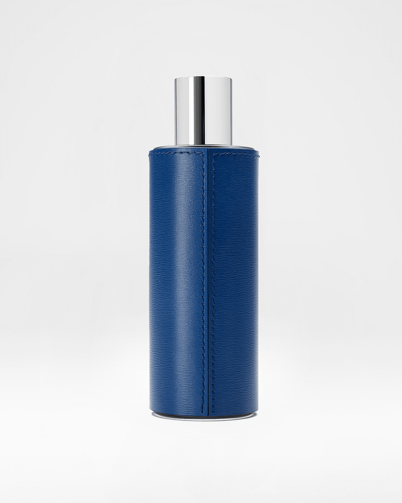 Flacon de 100ml de parfum Bleu de La Bouche Rouge Paris, avec étiquette bleue élégant et design moderne.