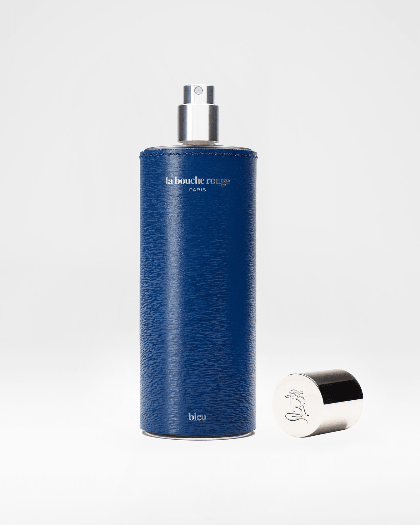 Flacon de parfum Bleu La Bouche Rouge Paris ouvert, 100ml, contenant l'extrait de parfum bleu élégant et sophistiqué.