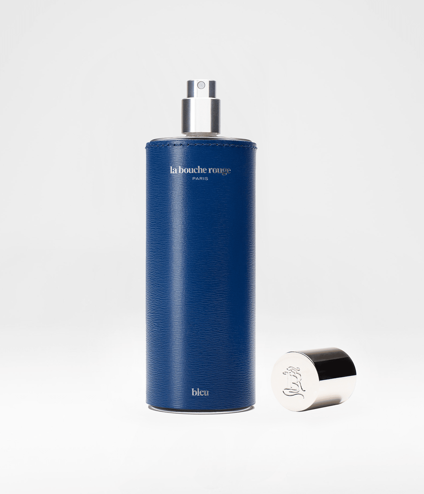 Flacon de parfum Bleu La Bouche Rouge Paris ouvert, 100ml, contenant l'extrait de parfum bleu élégant et sophistiqué.