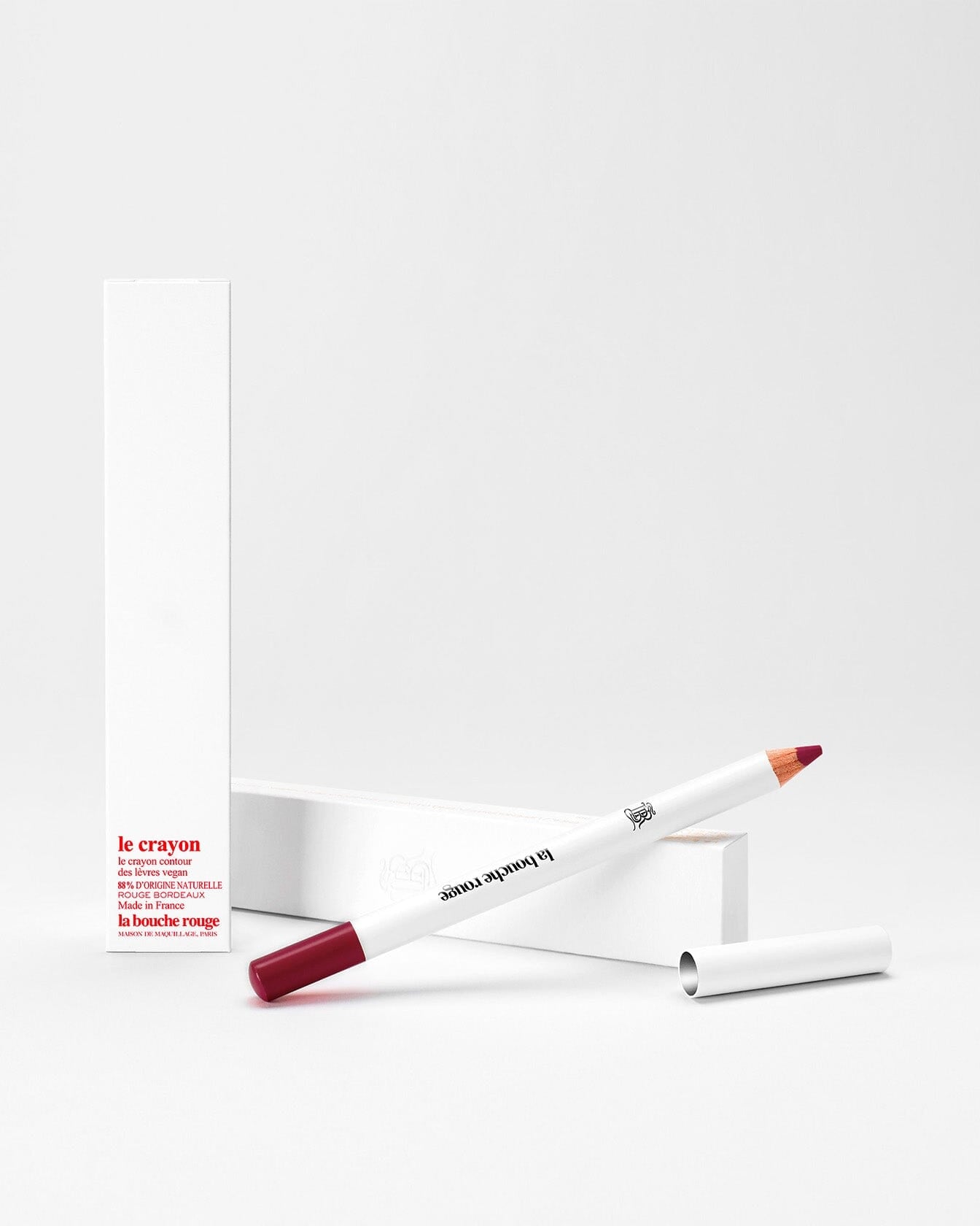 Crayon à lèvres La Bouche Rouge Paris couleur Bordeaux, application précise, fini mat, présenté sans emballage.