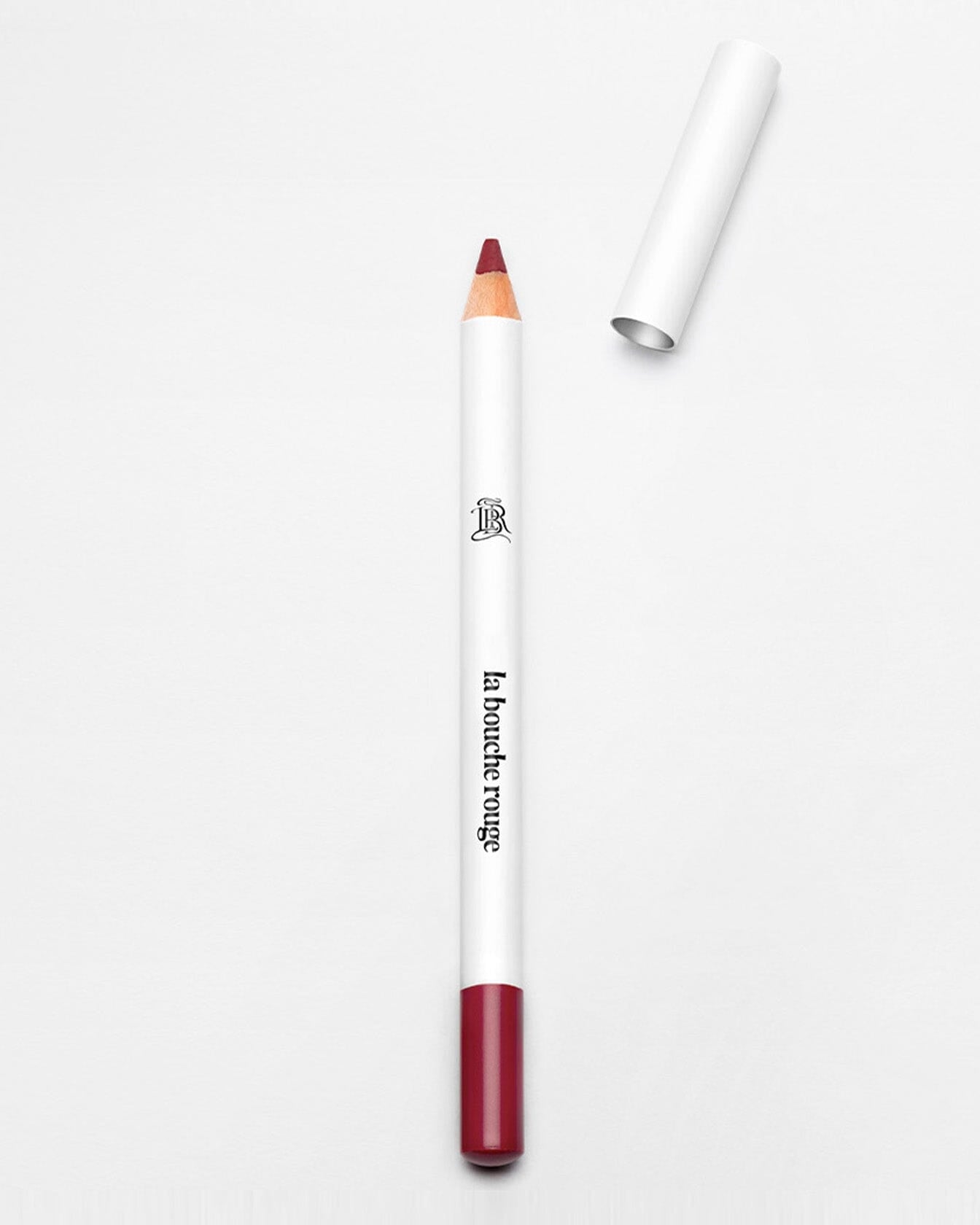 Crayon à lèvres Bordeaux de La Bouche Rouge Paris, stylo lèvres avec finition brillante, aperçu rapproché.