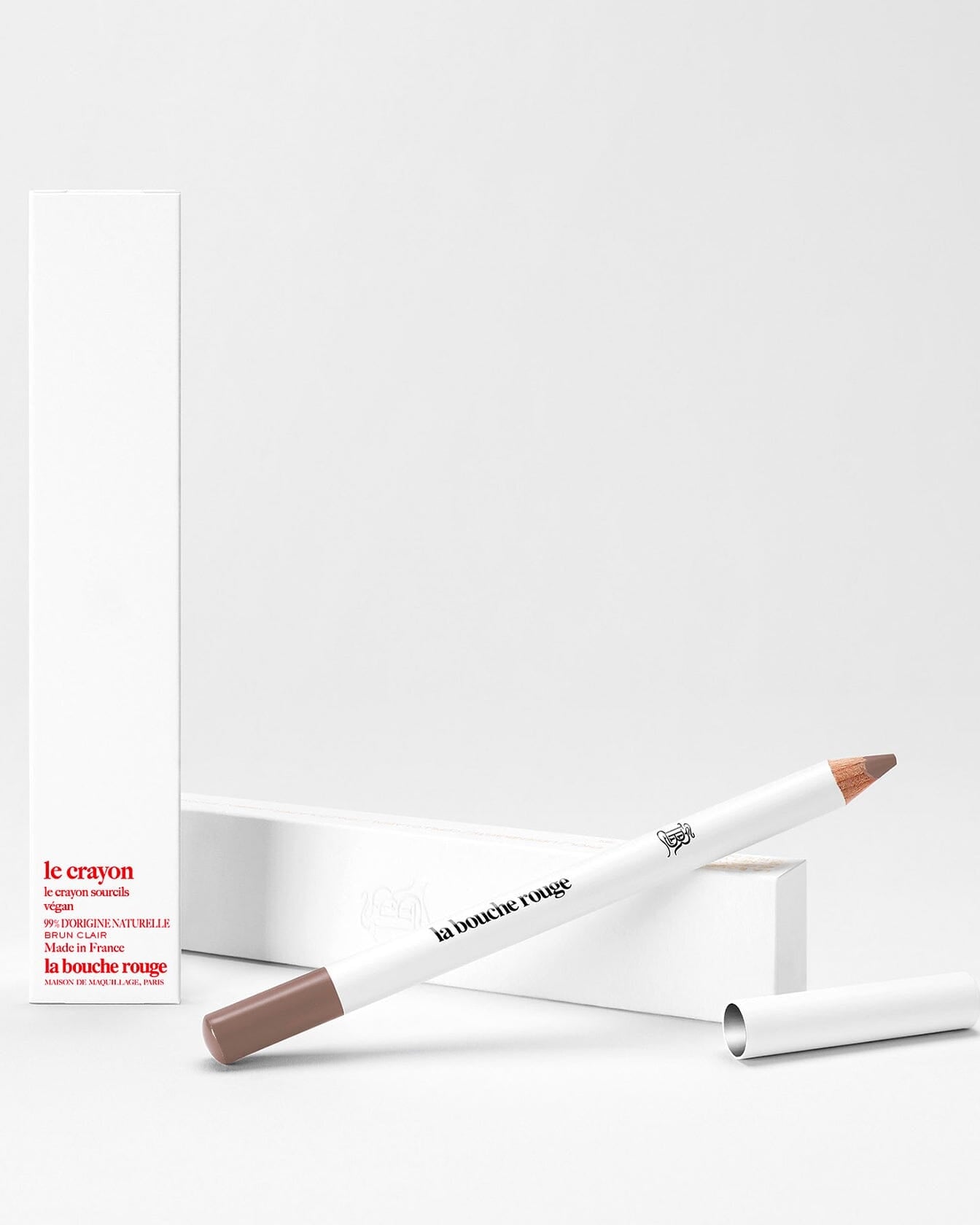 Crayon sourcils La Bouche Rouge Paris couleur brun clair, crayon pour définir et remplir les sourcils avec précision.