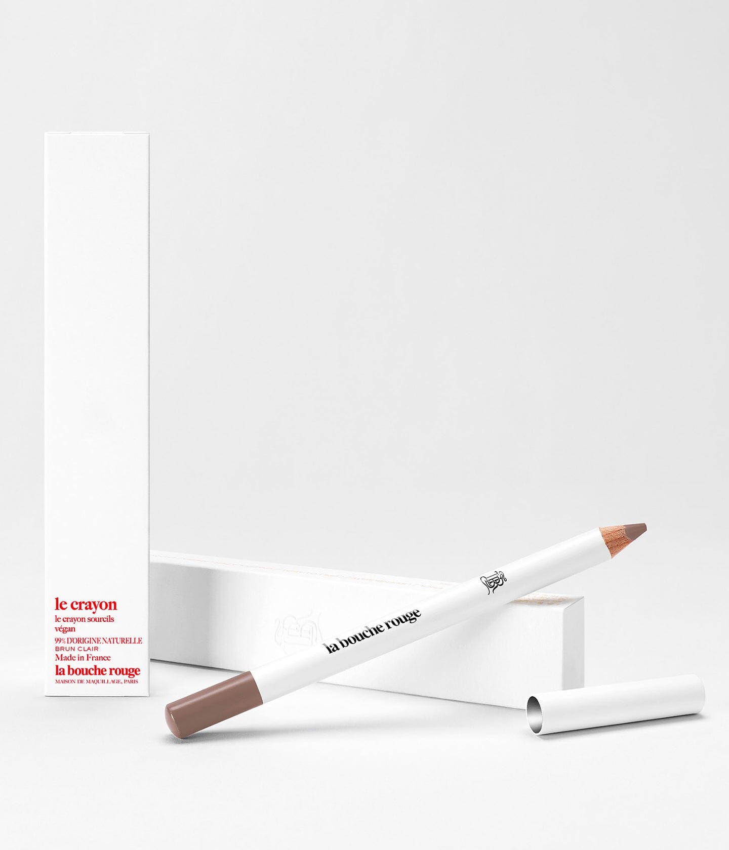 Crayon sourcils La Bouche Rouge Paris couleur brun clair, crayon pour définir et remplir les sourcils avec précision.