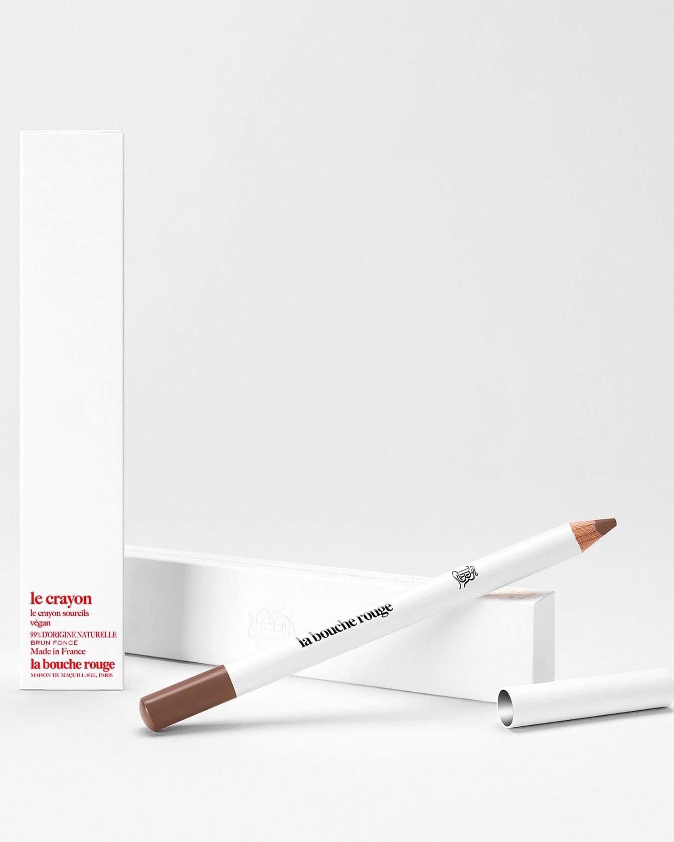 Crayon sourcils brun foncé La Bouche Rouge Paris, crayon pour définir et remplir les sourcils avec précision.
