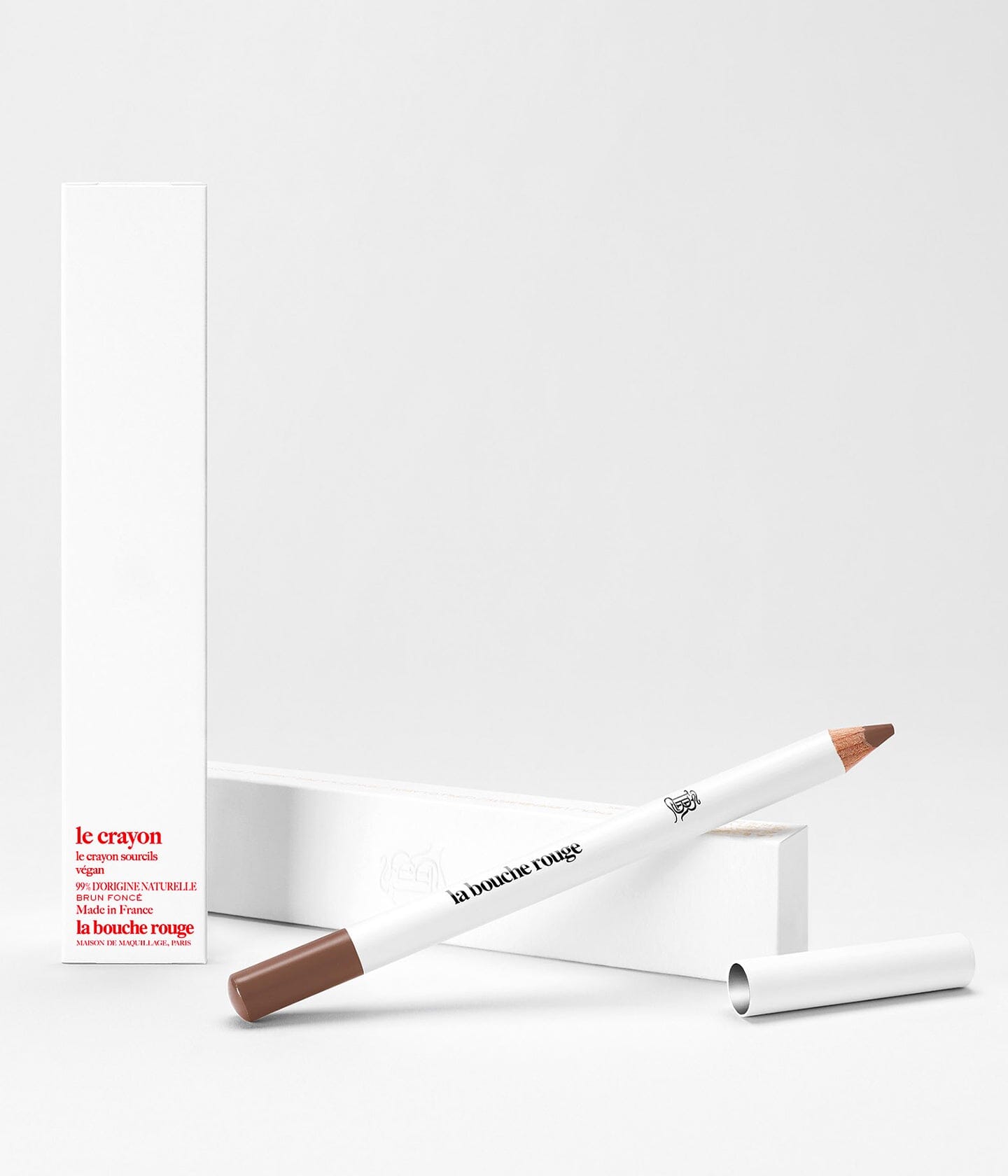 Crayon sourcils brun foncé La Bouche Rouge Paris, crayon pour définir et remplir les sourcils avec précision.
