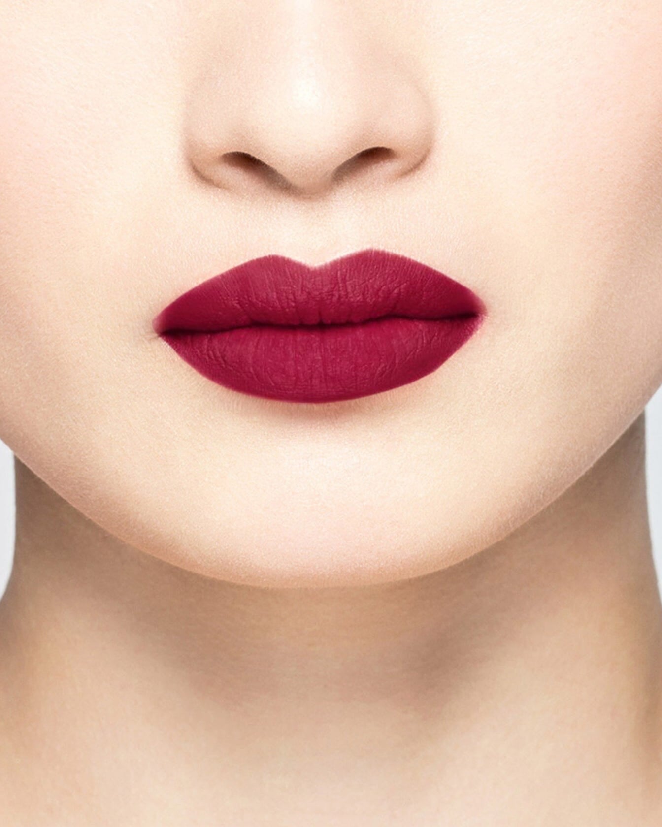 Rouge à lèvres La Bouche Rouge Paris couleur bordeaux, texture crémeuse et fini brillant, présenté dans son emballage élégant.