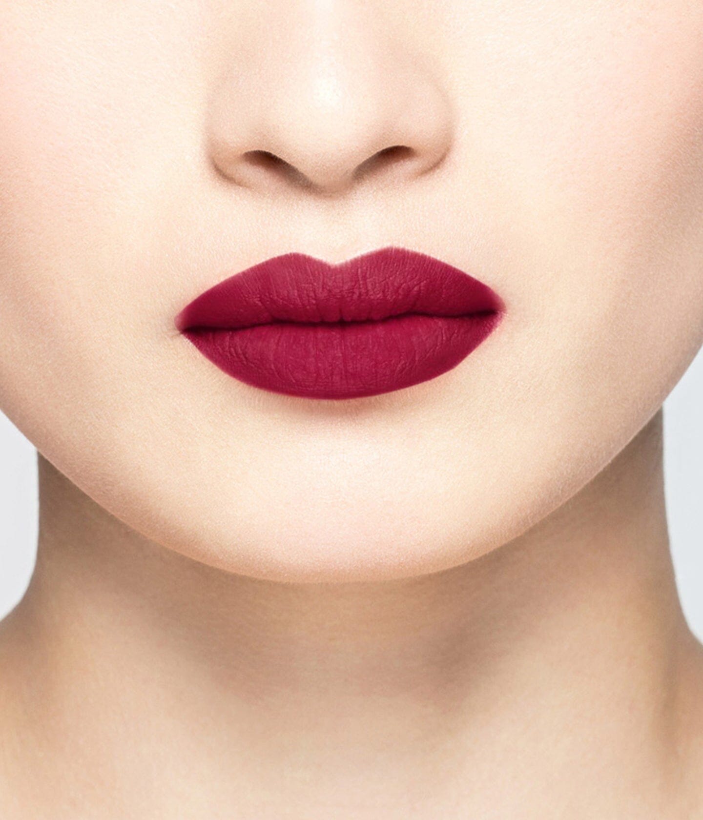 Rouge à lèvres La Bouche Rouge Paris couleur bordeaux, texture crémeuse et fini brillant, présenté dans son emballage élégant.