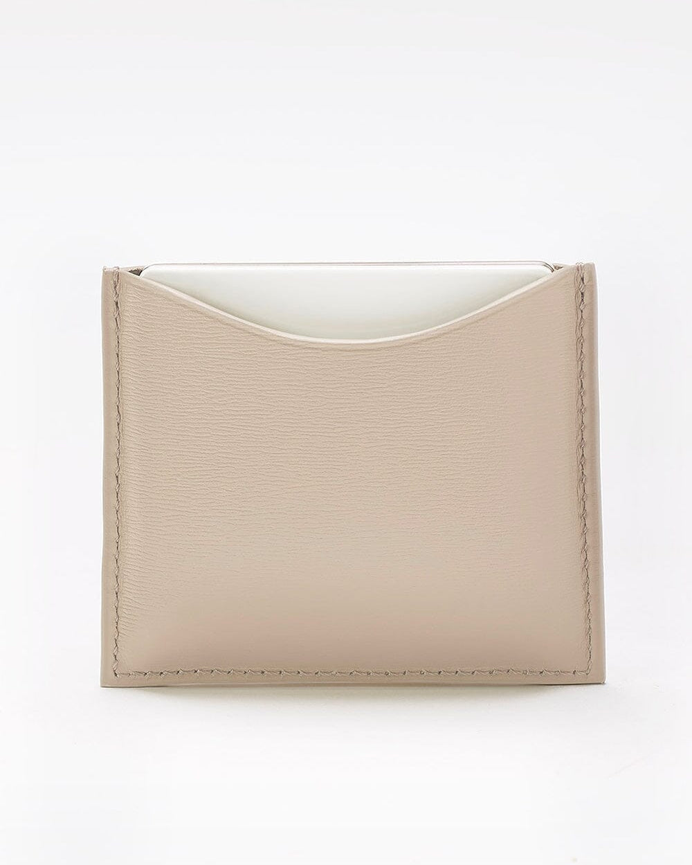 Poudrier rechargeable en cuir La Bouche Rouge Paris, compact et élégant, posé sur une surface blanche.