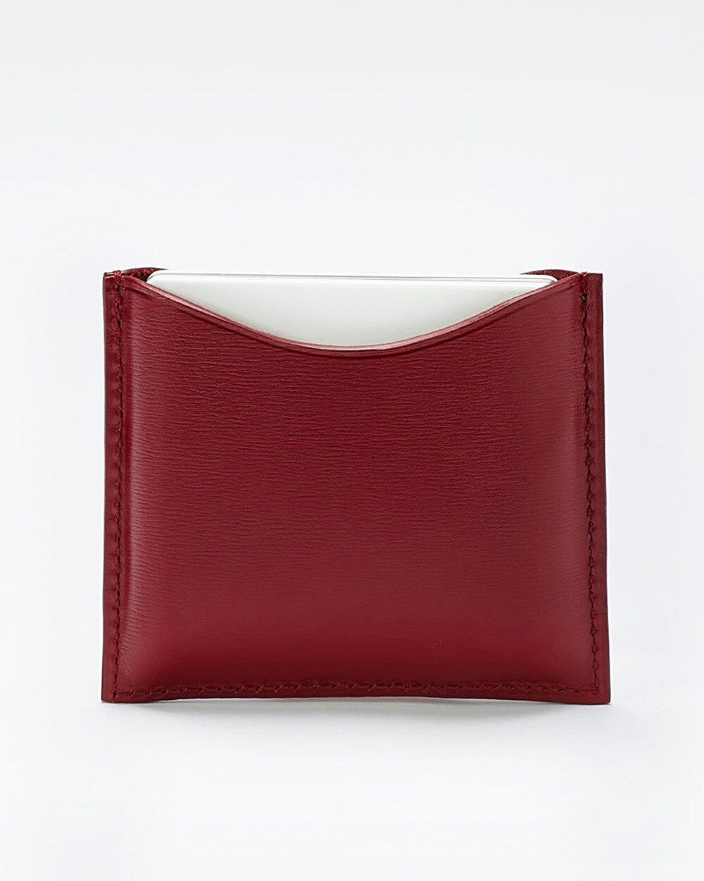 Poudrier rechargeable en cuir de La Bouche Rouge Paris, élégant et compact, avec miroir intégré pour une application pratique.