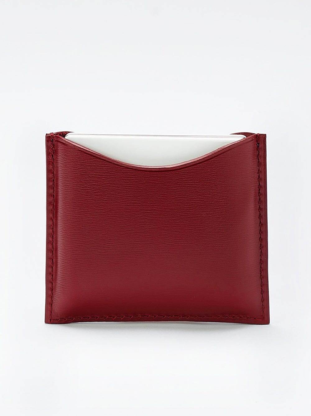 Poudrier rechargeable en cuir de La Bouche Rouge Paris, élégant et compact, avec miroir intégré pour une application pratique.