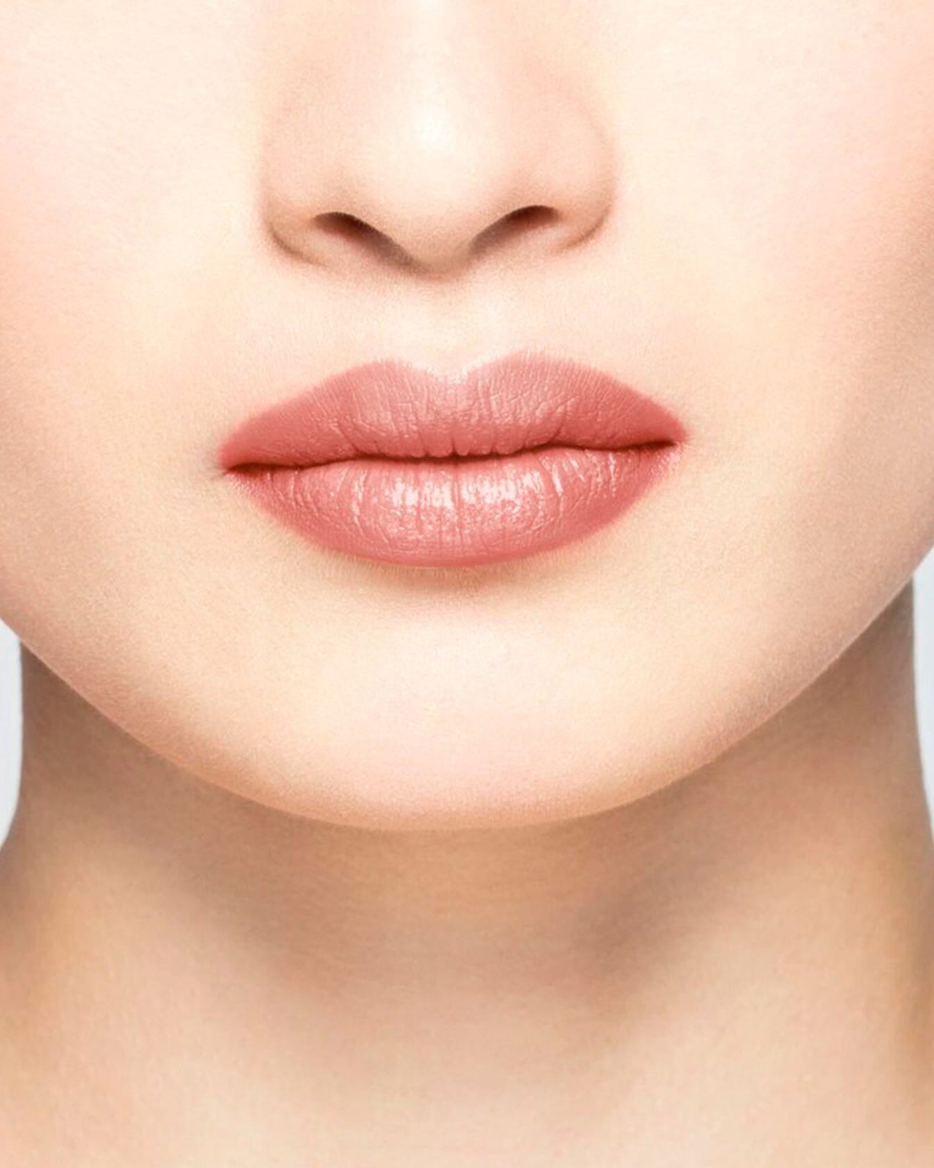 Baume à lèvres La Bouche Rouge Paris, soin des lèvres avec une texture douce et hydratante, en pot beige.