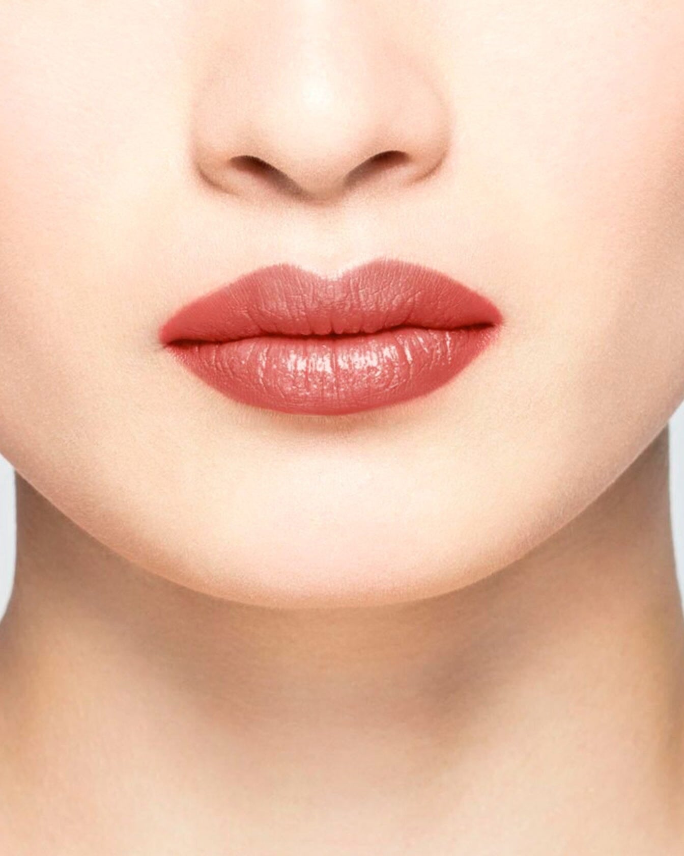 Baume à lèvres La Bouche Rouge Paris, soin hydratant avec finition rouge, applicateur visible, pour des lèvres douces et colorées.