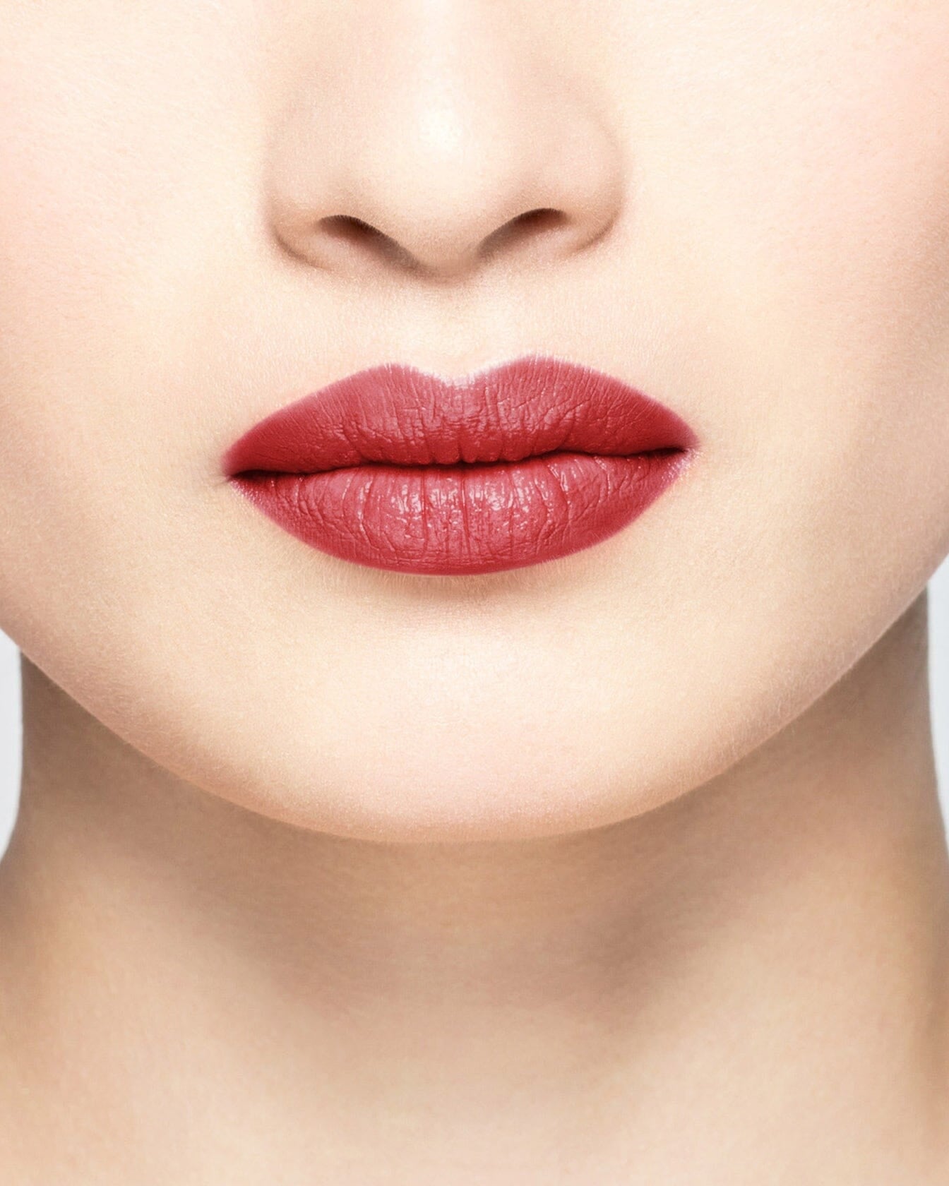 Rouge à lèvres La Bouche Rouge Paris dans un tube élégant, couleur rouge profond, visible sur le bâton de maquillage.