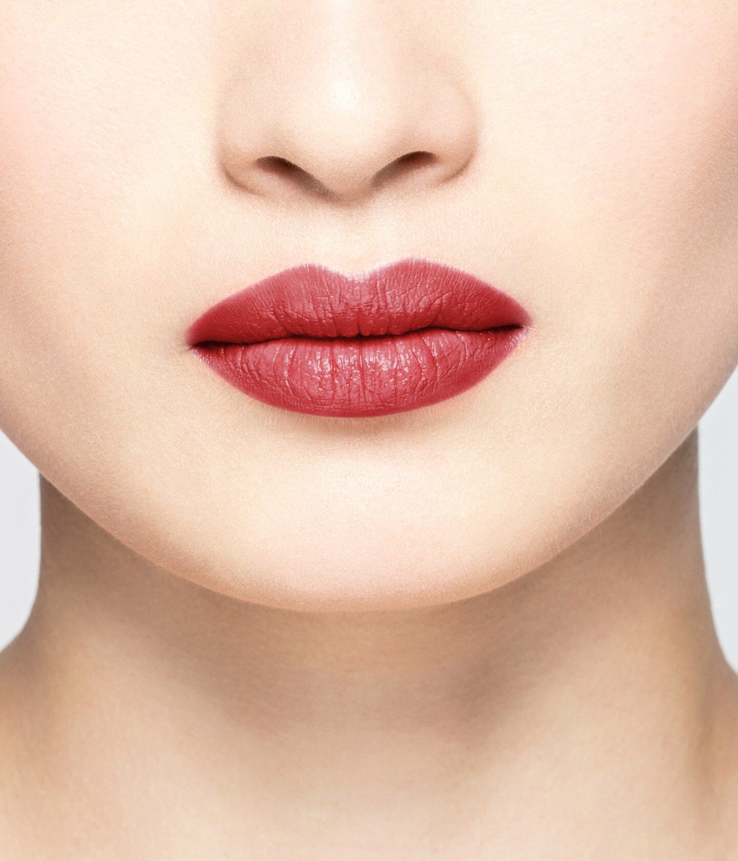 Rouge à lèvres La Bouche Rouge Paris dans un tube élégant, couleur rouge profond, visible sur le bâton de maquillage.