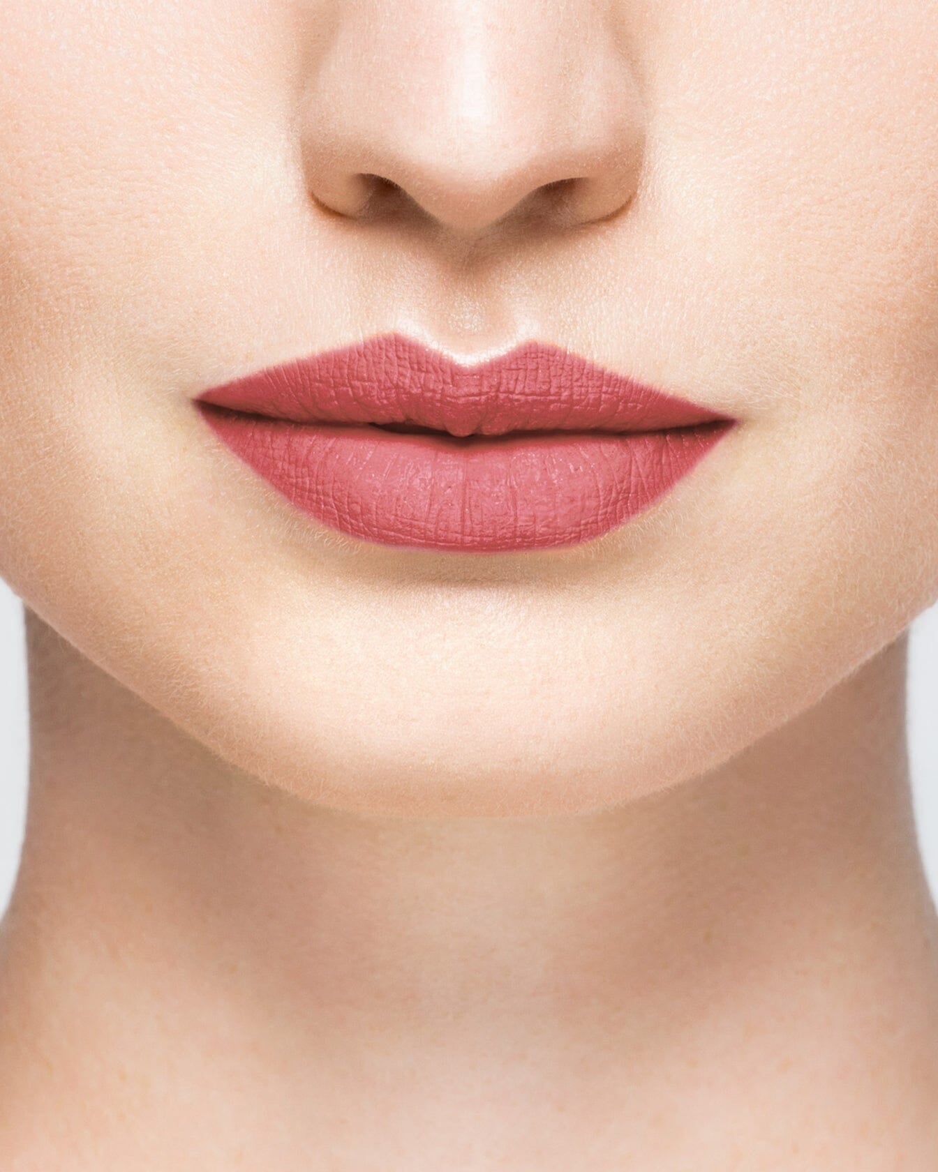 Rouge à lèvres La Bouche Rouge Paris couleur cerise dans son emballage élégant, texture crémeuse et finition brillante visible.