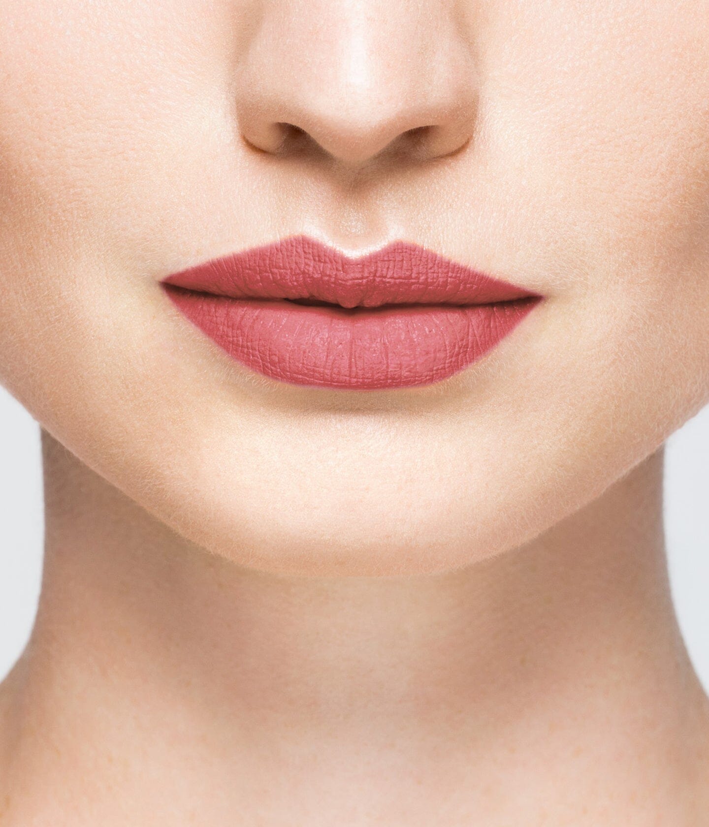 Rouge à lèvres La Bouche Rouge Paris couleur cerise dans son emballage élégant, texture crémeuse et finition brillante visible.