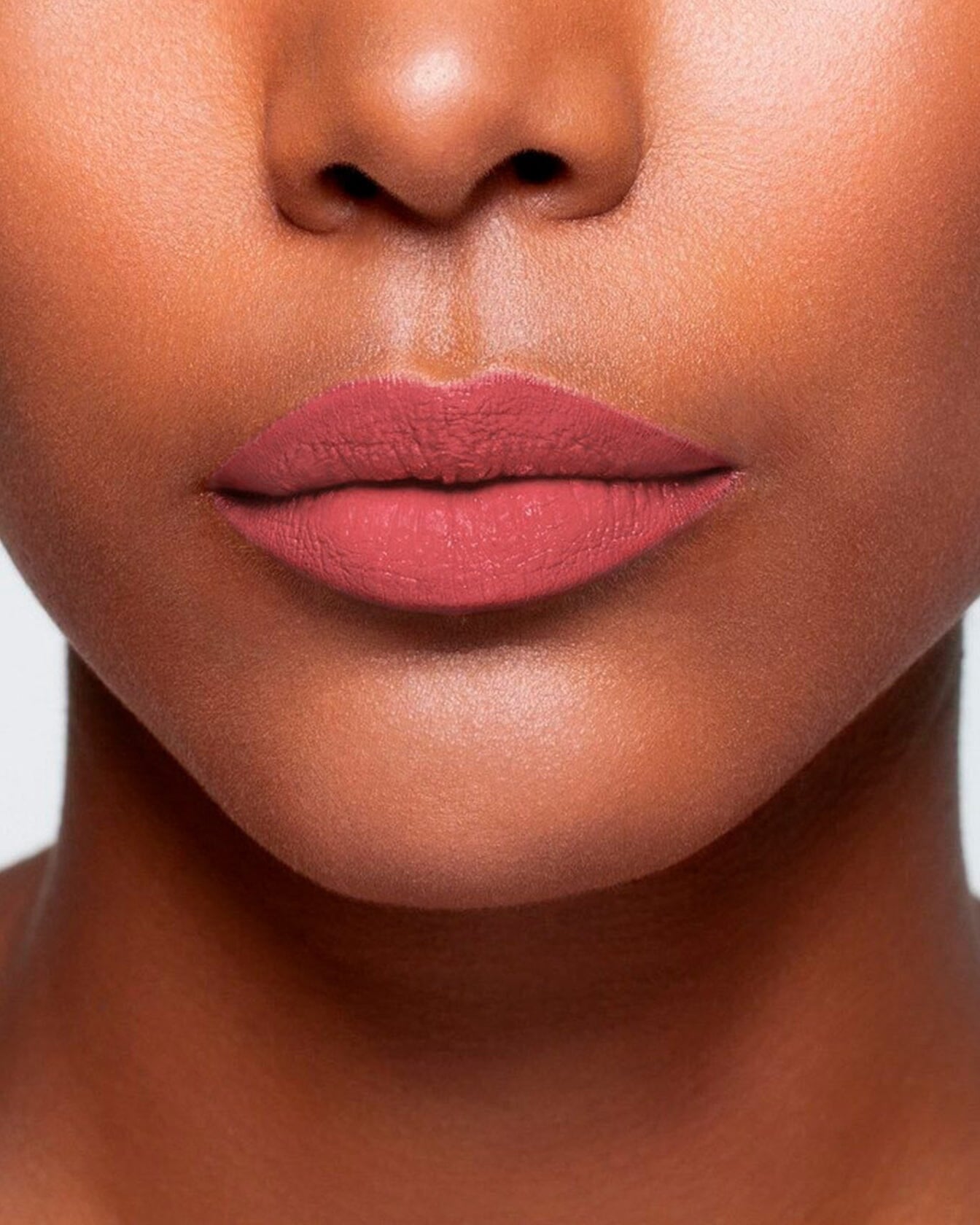 Rouge à lèvres rouge La Bouche Rouge Paris, teinte Cherry Cindy, texture crémeuse et fini brillant visible dans l'image.