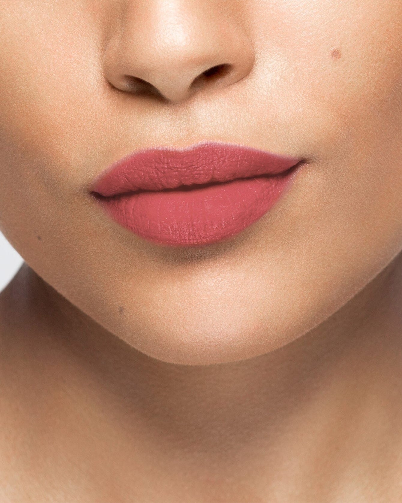 Rouge à lèvres La Bouche Rouge Paris couleur cerise, finition brillante, applicateur visible, élégance et style sophistiqué.
