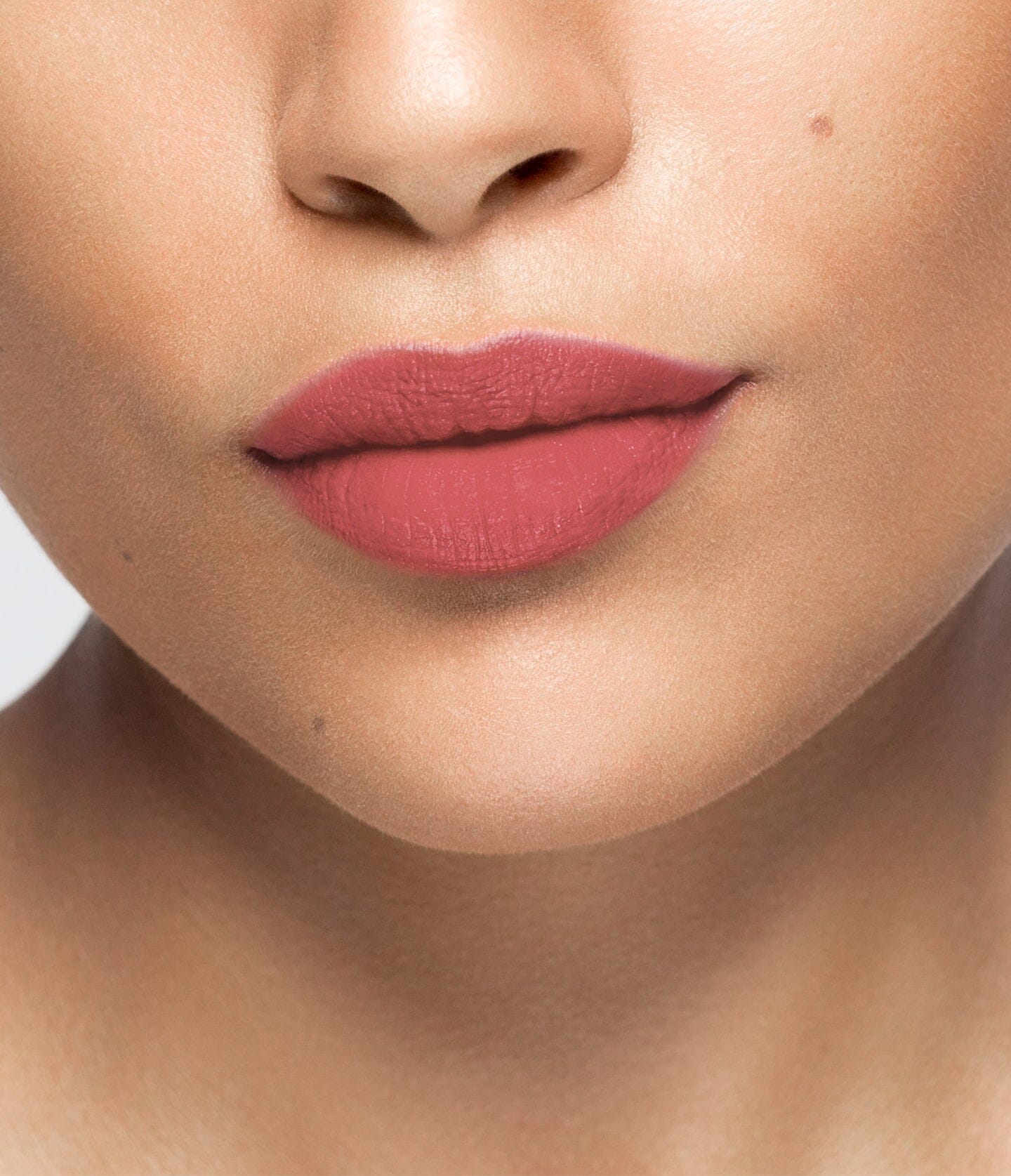 Rouge à lèvres La Bouche Rouge Paris couleur cerise, finition brillante, applicateur visible, élégance et style sophistiqué.