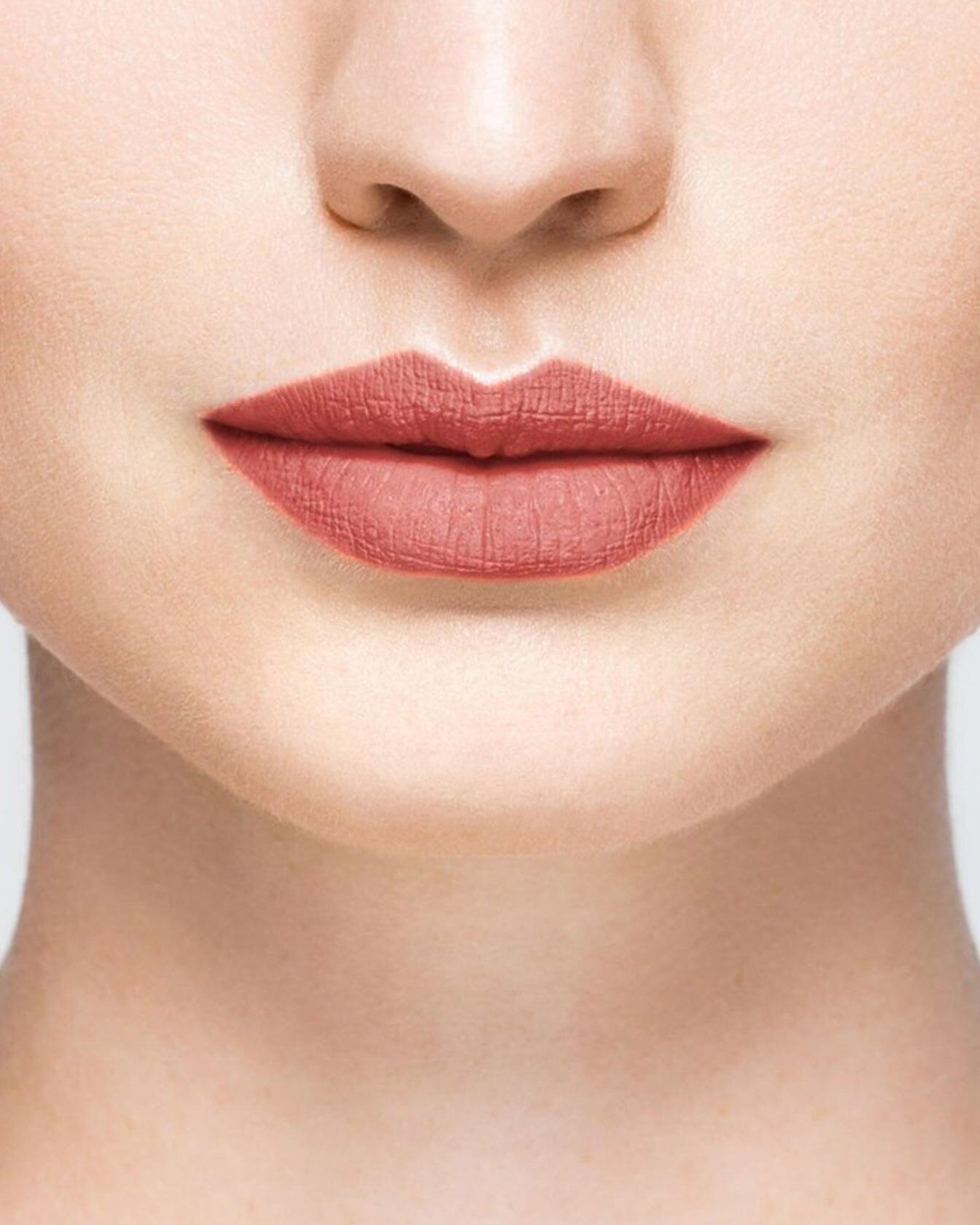 Rouge à lèvres La Bouche Rouge Paris couleur Chestnut21 dans son tube élégant, mettant en valeur la teinte riche et sophistiquée.