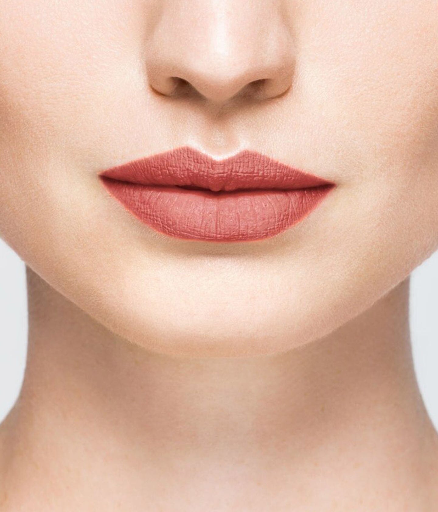 Rouge à lèvres La Bouche Rouge Paris couleur Chestnut21 dans son tube élégant, mettant en valeur la teinte riche et sophistiquée.