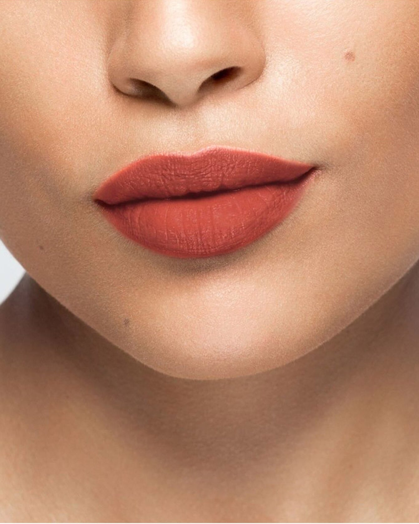 Rouge à lèvres La Bouche Rouge Paris Chestnut31, tube élégant avec fini matte, application précise et couleur marron chaud.