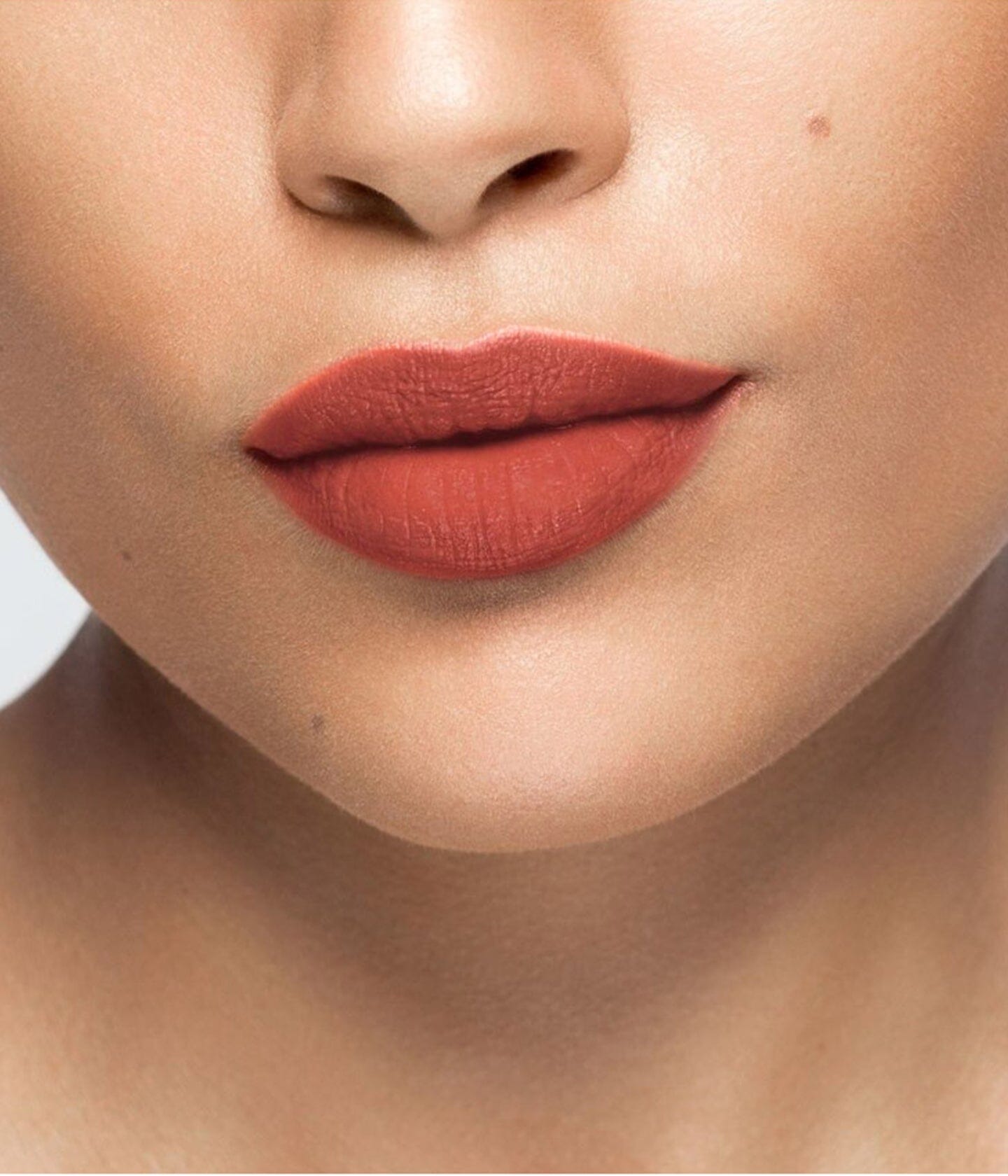 Rouge à lèvres La Bouche Rouge Paris Chestnut31, tube élégant avec fini matte, application précise et couleur marron chaud.