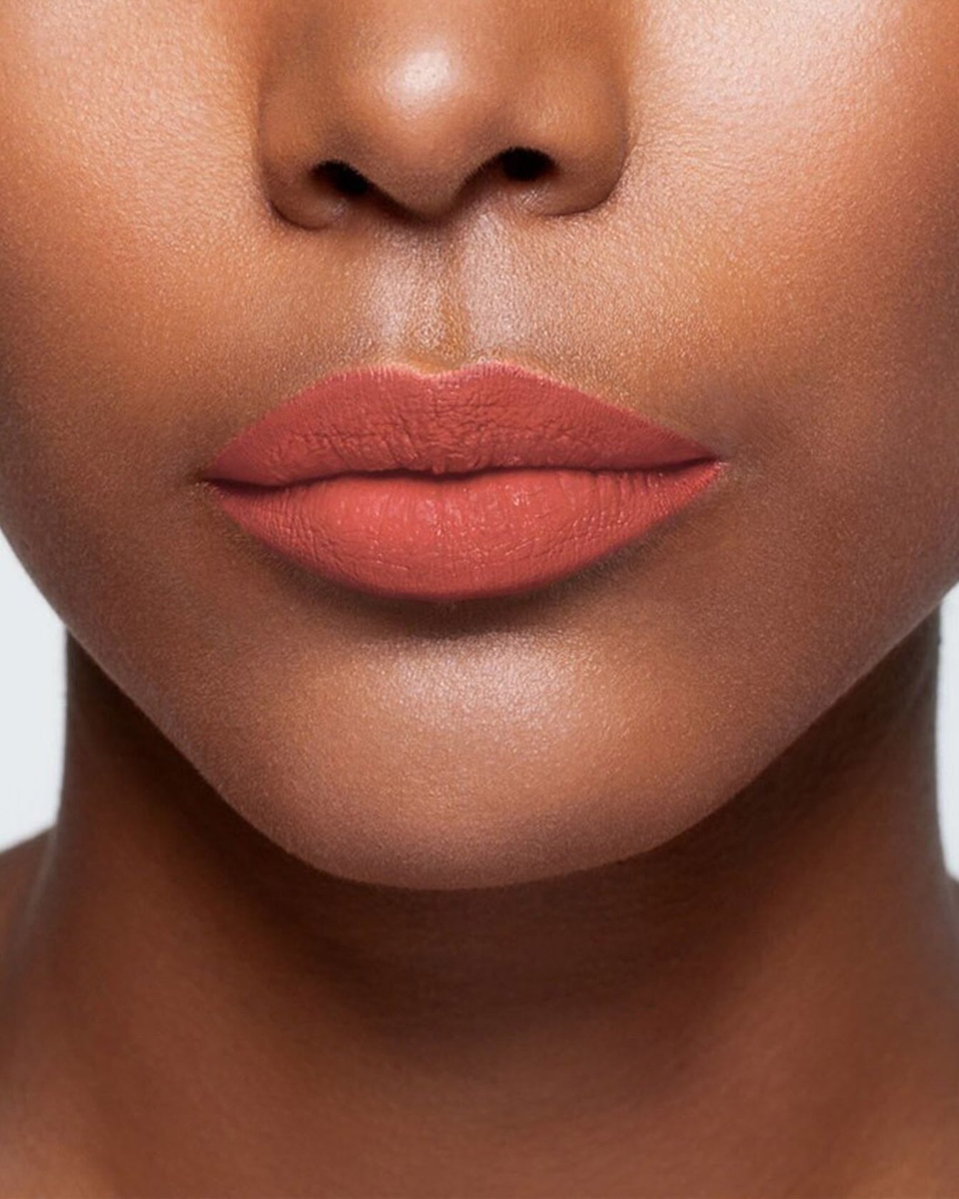 Rouge à lèvres La Bouche Rouge Paris couleur Chestnut41, tube élégant avec fini mat, porté sur des lèvres.