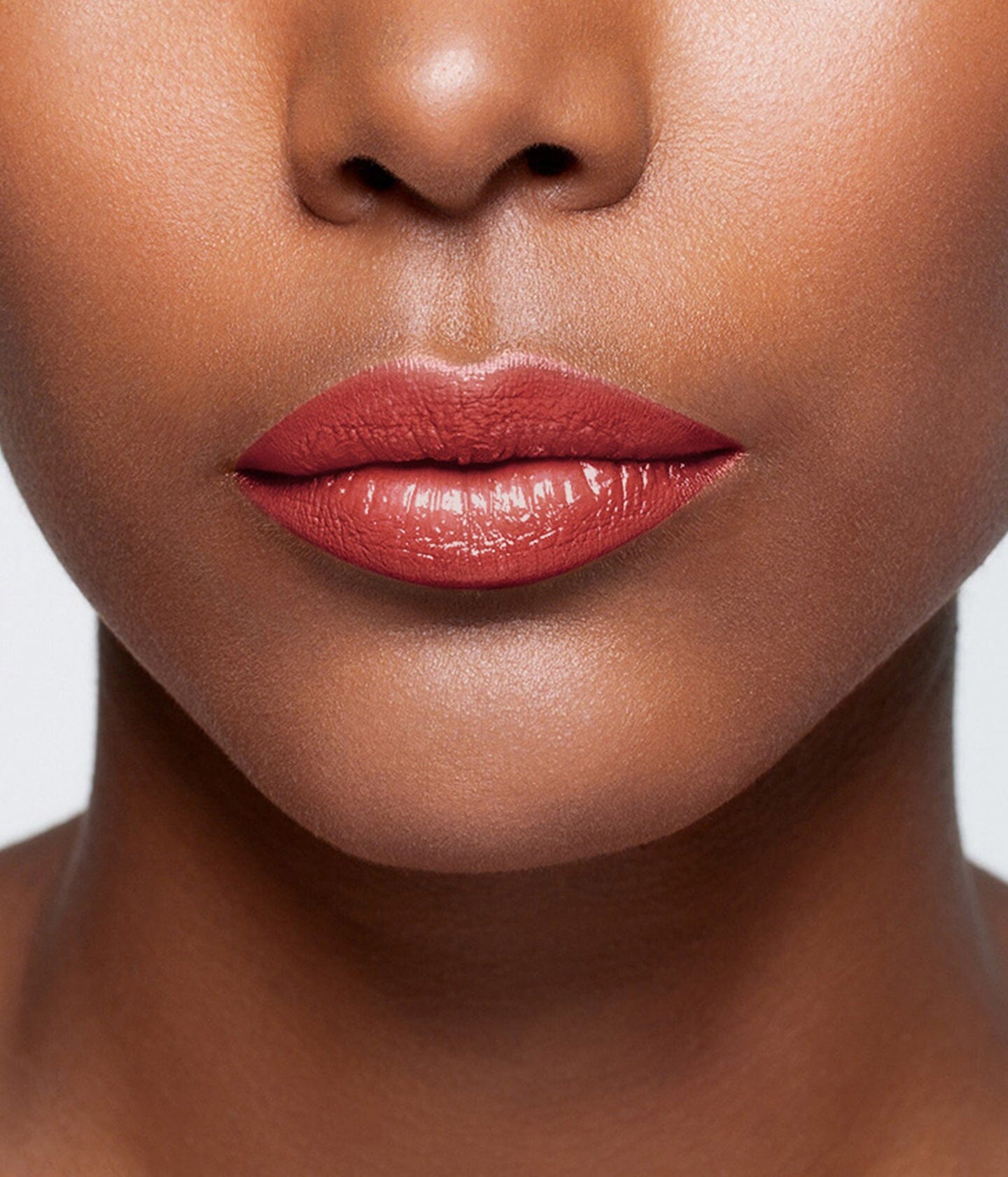 Baume à lèvres La Bouche Rouge Paris pour soin des lèvres, texture naturelle et hydratante visible dans l'image.