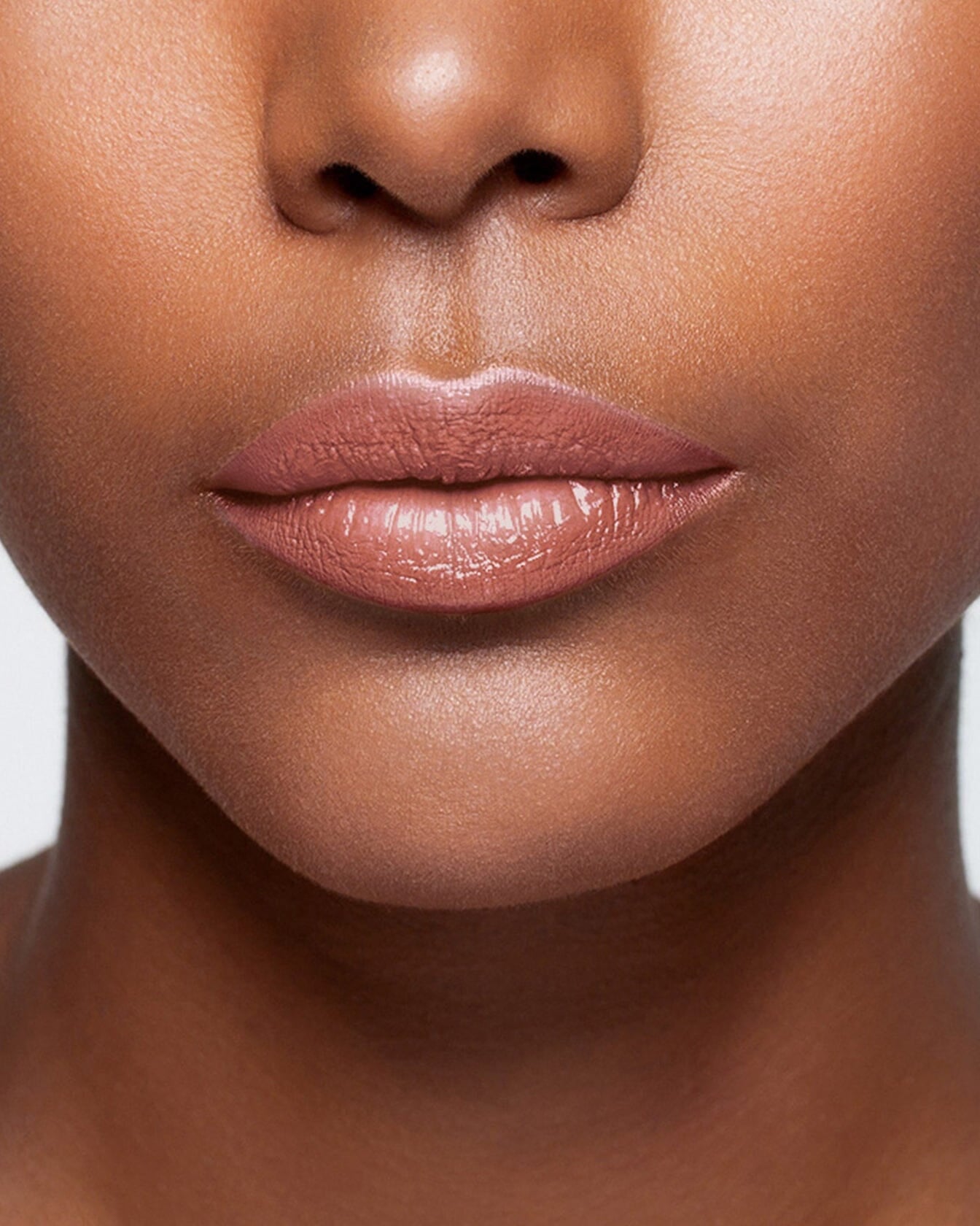 Baume à lèvres La Bouche Rouge Paris, soin des lèvres blanc dans un tube élégant, hydratant et naturel.