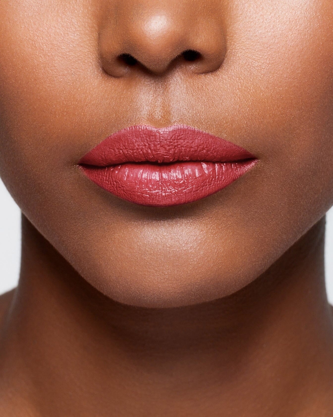 Rouge à lèvres La Bouche Rouge Paris, teinte Cindy, présenté dans un tube élégant avec finition matte.