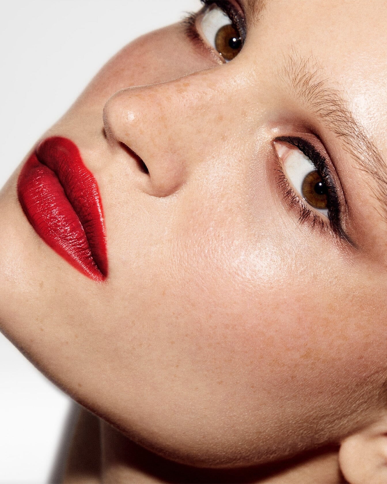 Coffret cadeau La Collection Rouge de La Bouche Rouge Paris avec satin à lèvres et maquillage élégant.