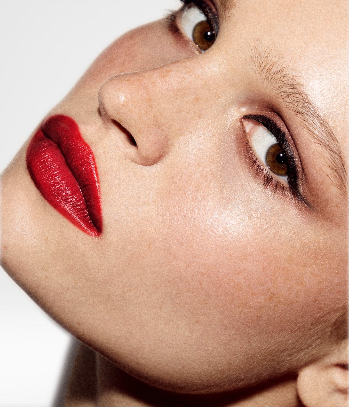Coffret cadeau La Collection Rouge de La Bouche Rouge Paris avec satin à lèvres et maquillage élégant.