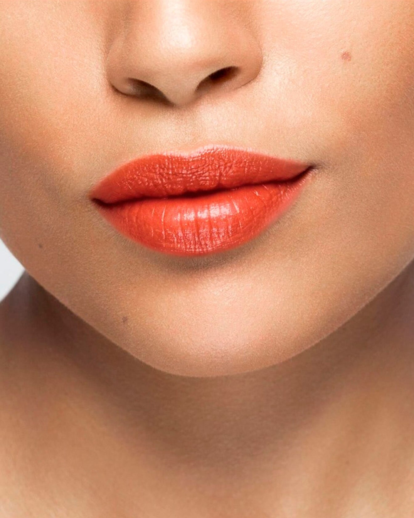 Rouge à lèvres La Bouche Rouge Paris couleur rouge éclatant appliqué sur les lèvres, mettant en valeur la texture du produit.