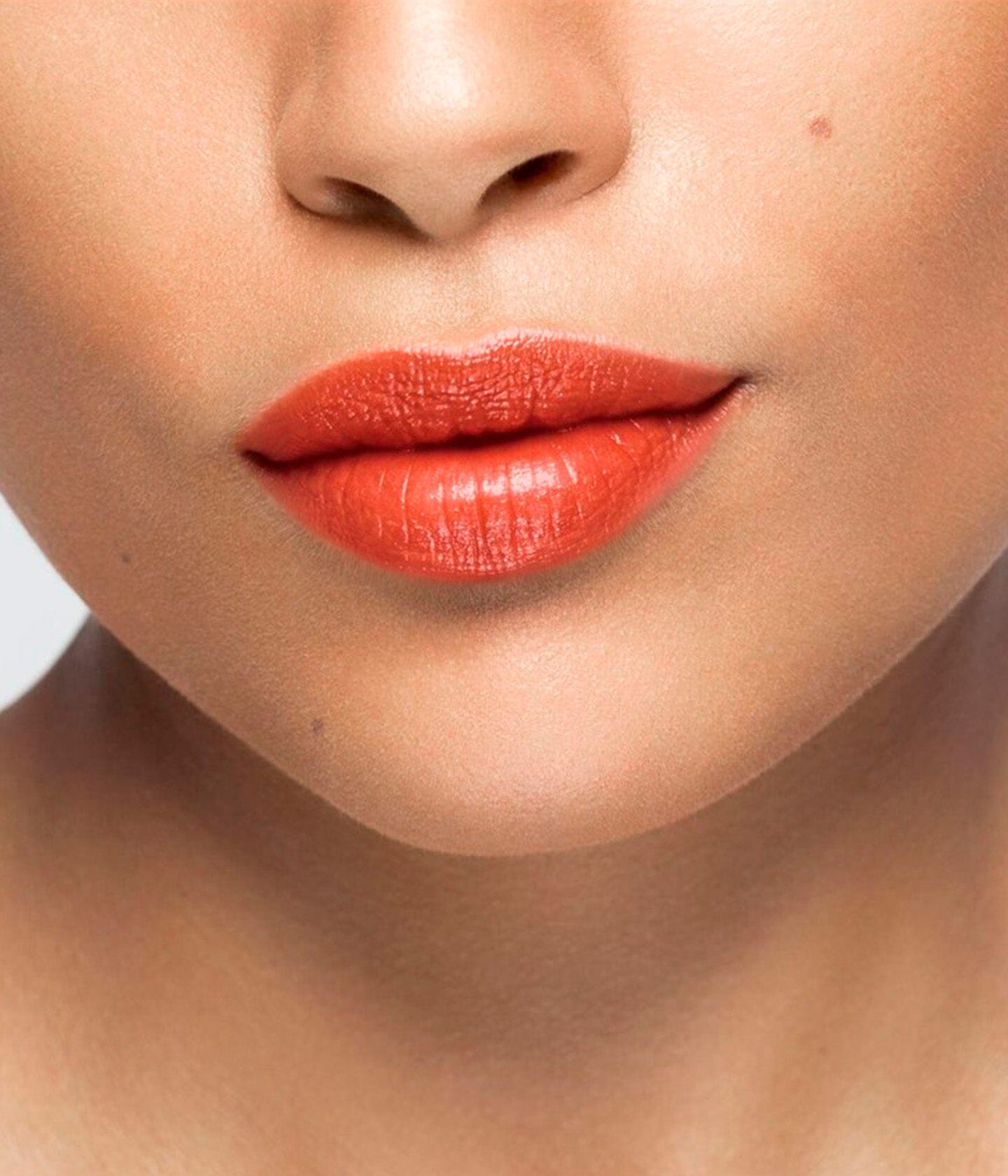 Rouge à lèvres La Bouche Rouge Paris couleur rouge éclatant appliqué sur les lèvres, mettant en valeur la texture du produit.