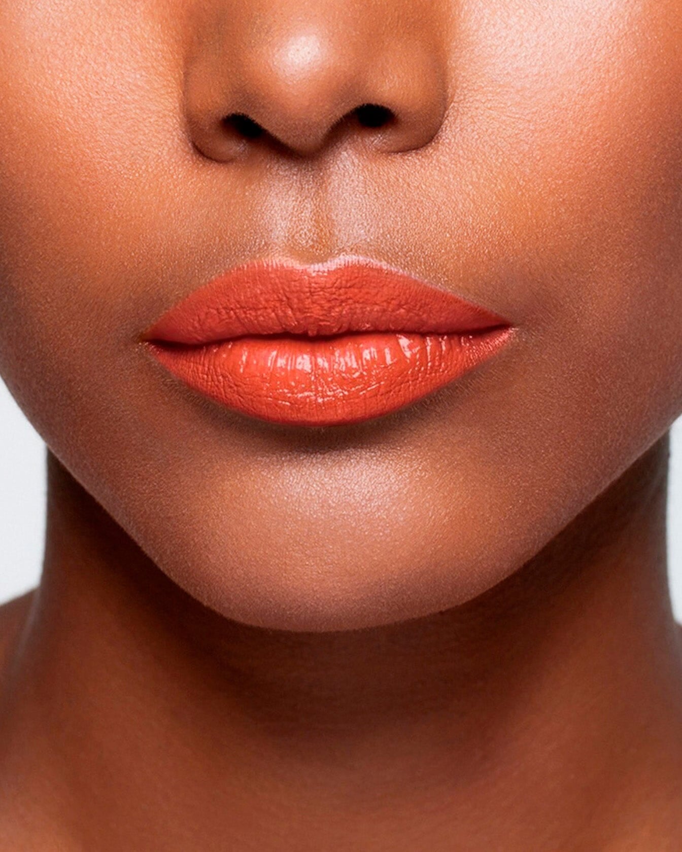 Rouge à lèvres rouge La Bouche Rouge Paris appliqué sur les lèvres, texture crémeuse et finition élégante.
