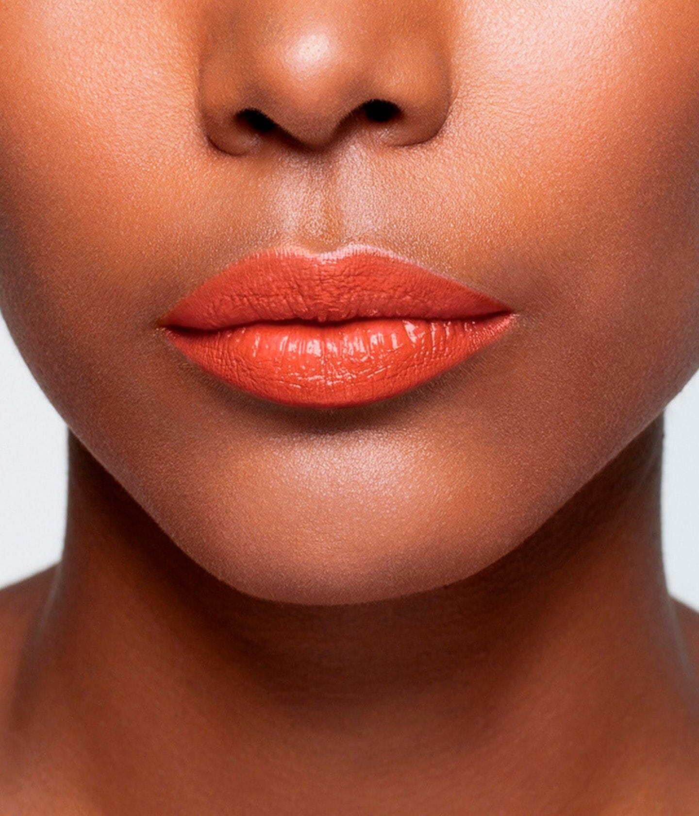 Rouge à lèvres rouge La Bouche Rouge Paris appliqué sur les lèvres, texture crémeuse et finition élégante.