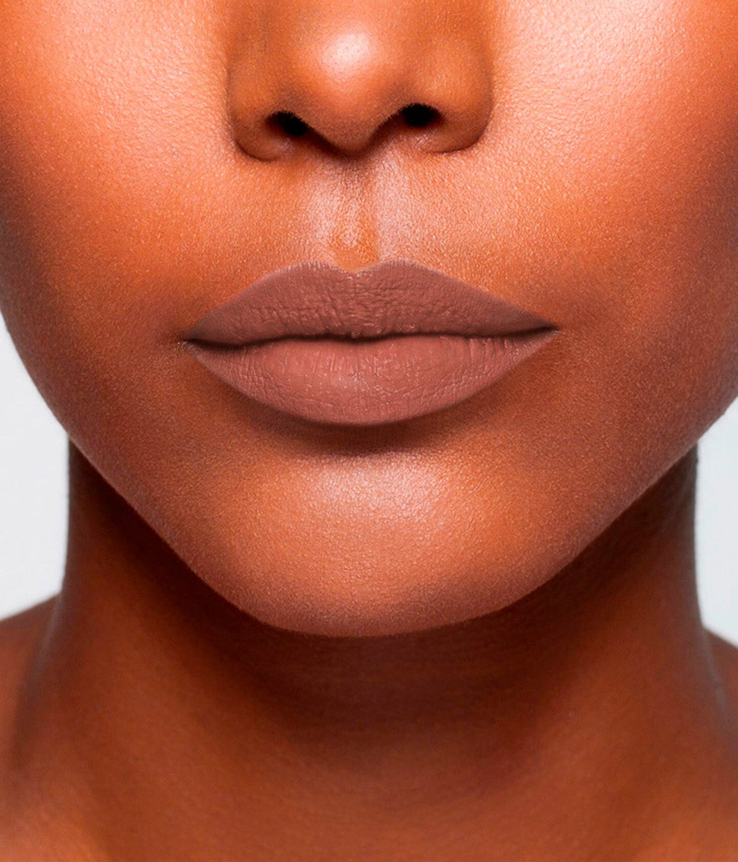 Rouge à lèvres La Bouche Rouge Paris couleur nude, texture crémeuse, présenté en tube élégant, posé sur une surface neutre.