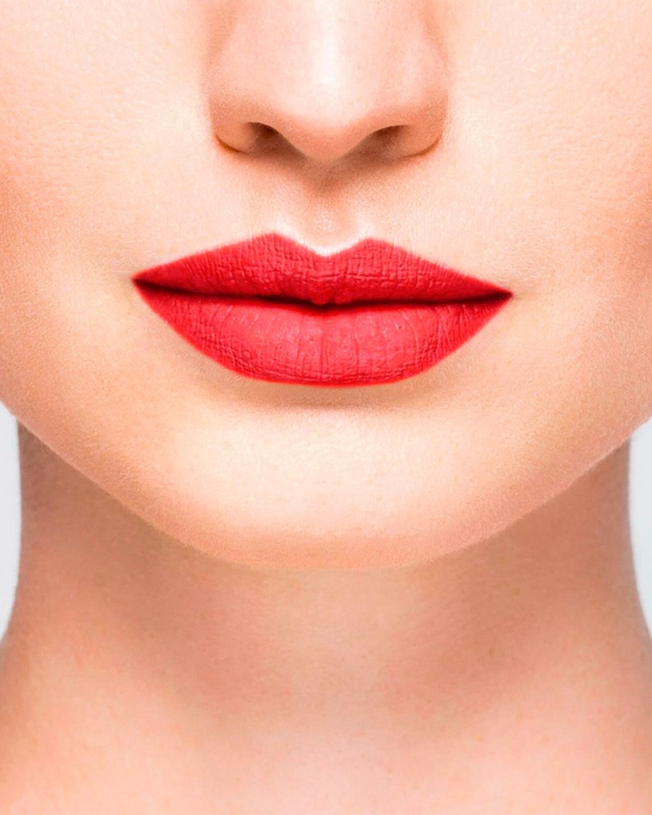 Rouge à lèvres La Bouche Rouge Paris couleur rouge Montaigne, appliqué sur les lèvres dans un style naturel.