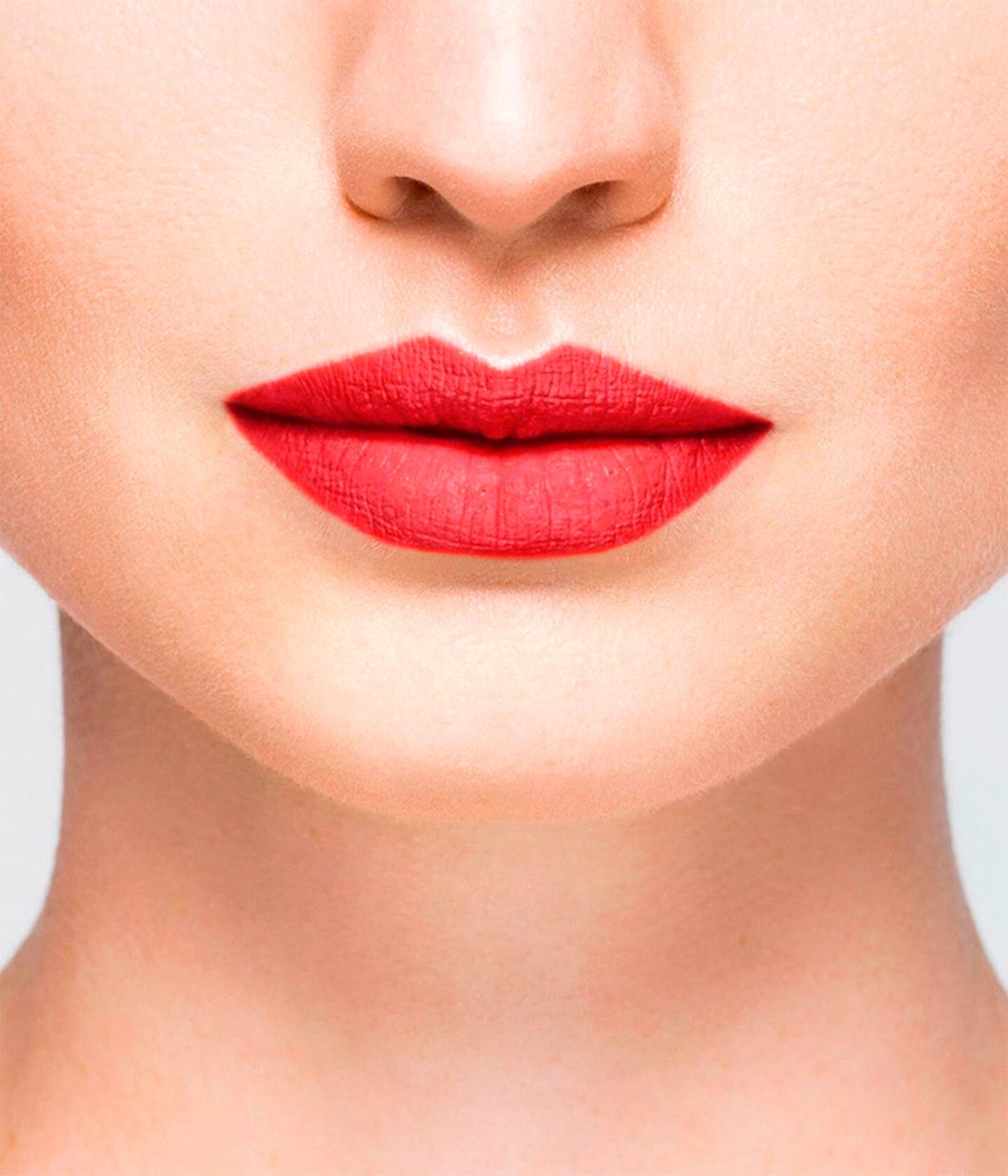 Rouge à lèvres La Bouche Rouge Paris couleur rouge Montaigne, appliqué sur les lèvres dans un style naturel.